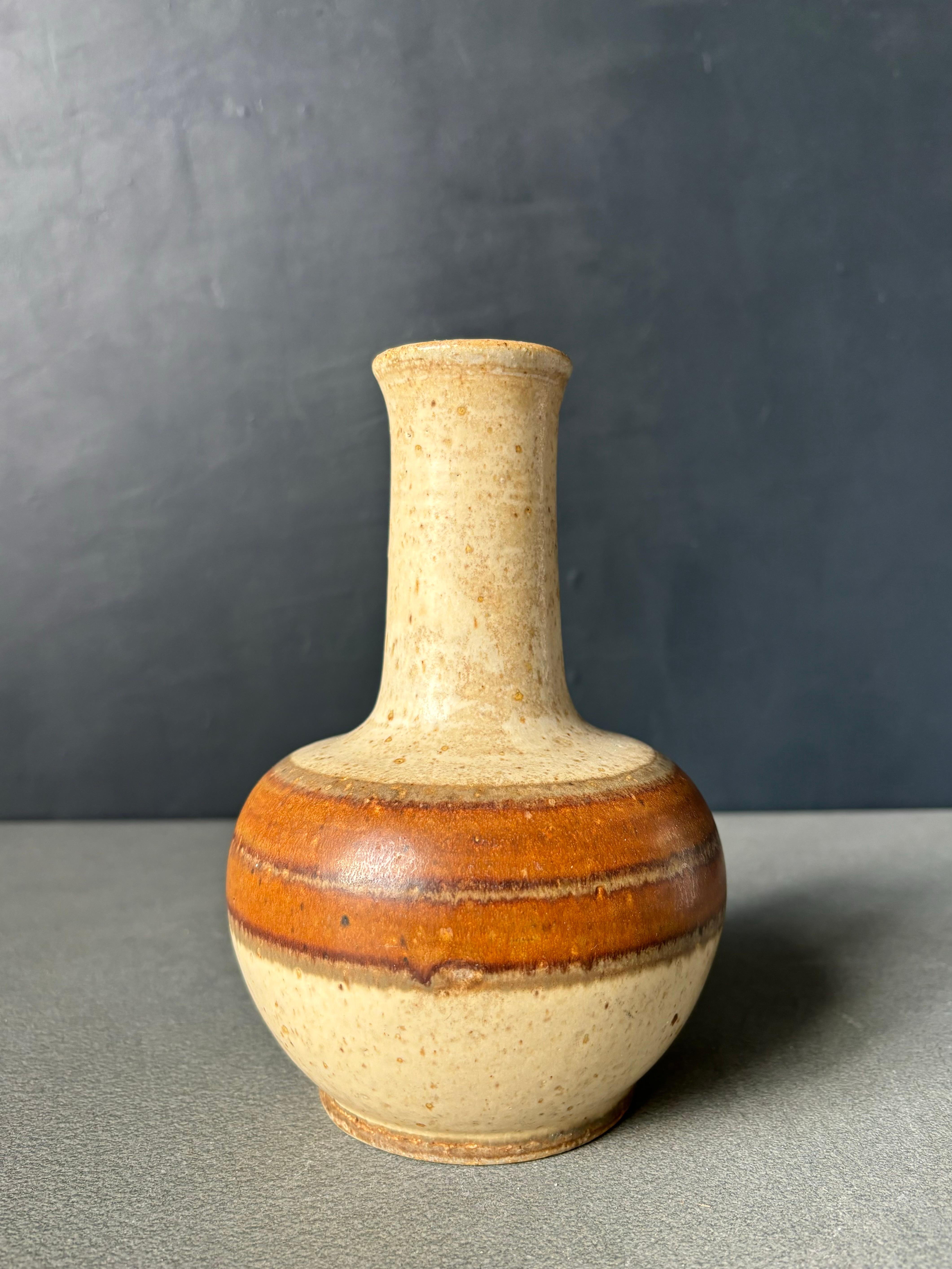 Dänische Nielsen Buch-Vase aus erdfarbener Keramik, 1960er-Jahre (Handgefertigt) im Angebot