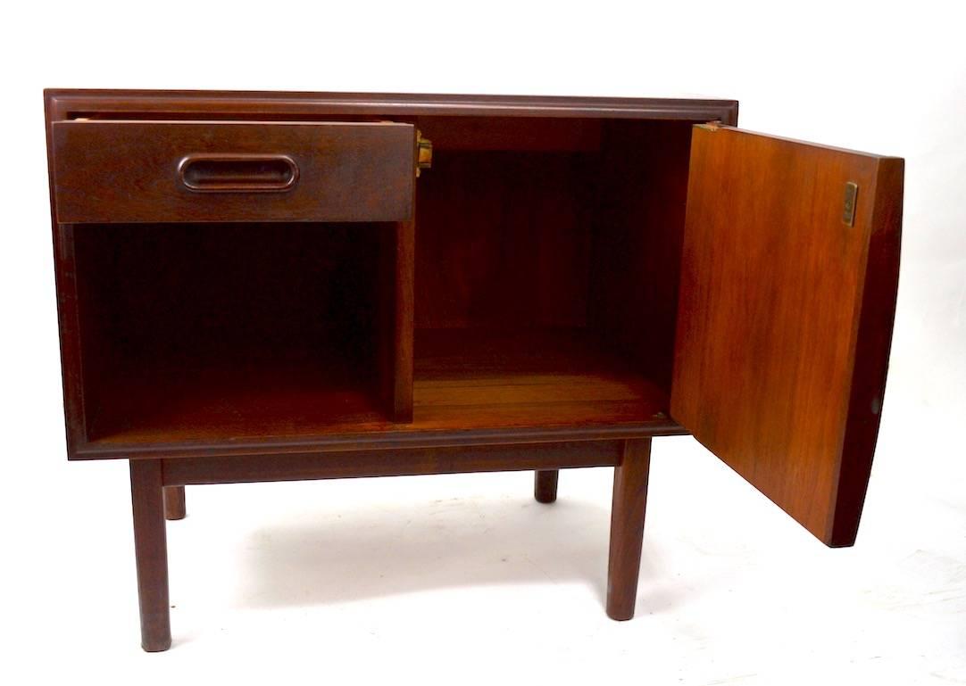 Danish Nightstand In Excellent Condition For Sale In New York, NY