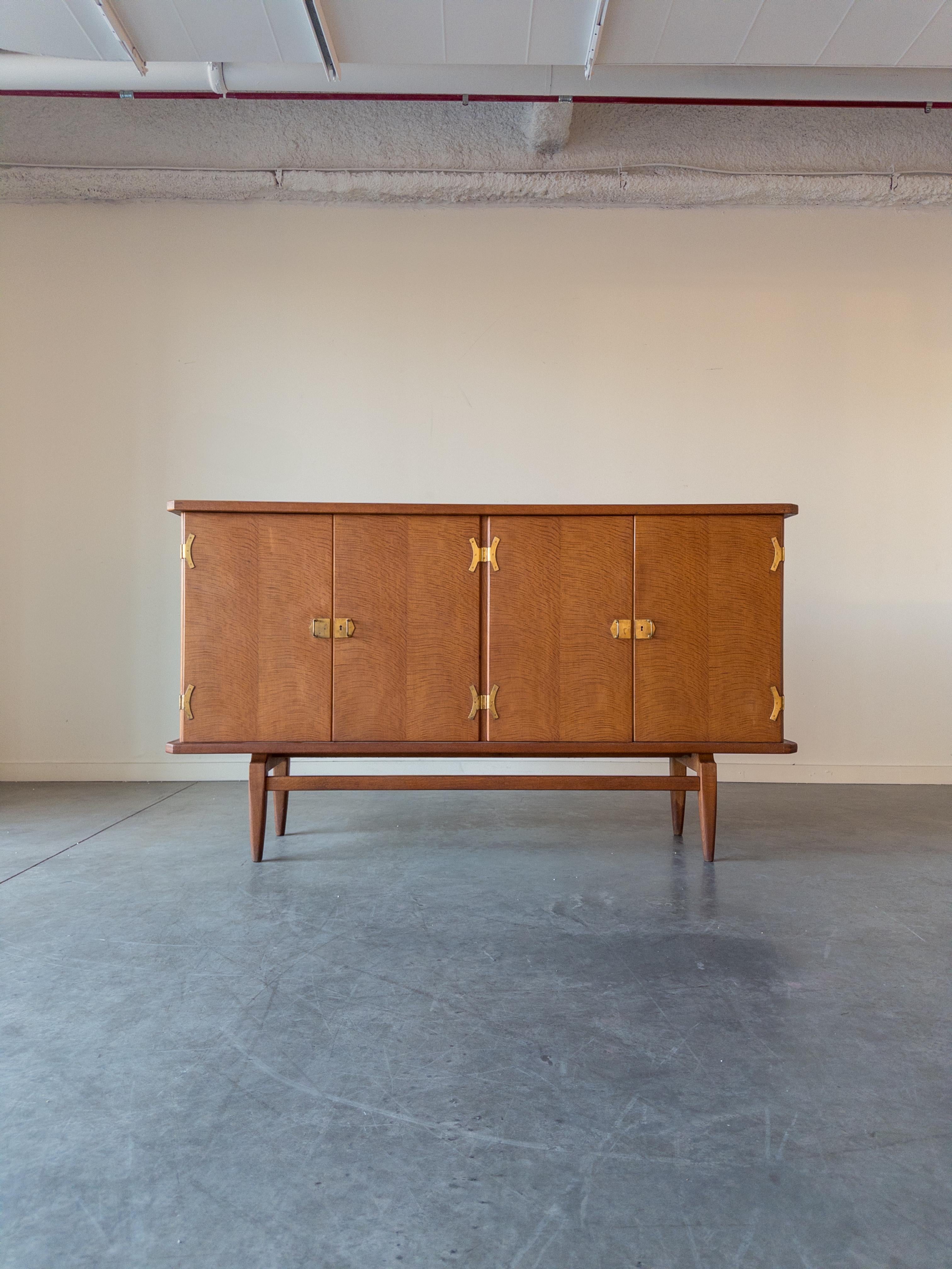 Credenza danese in Oak e ottone di Henning Kjærnulf, Danimarca, anni '70 in vendita 2