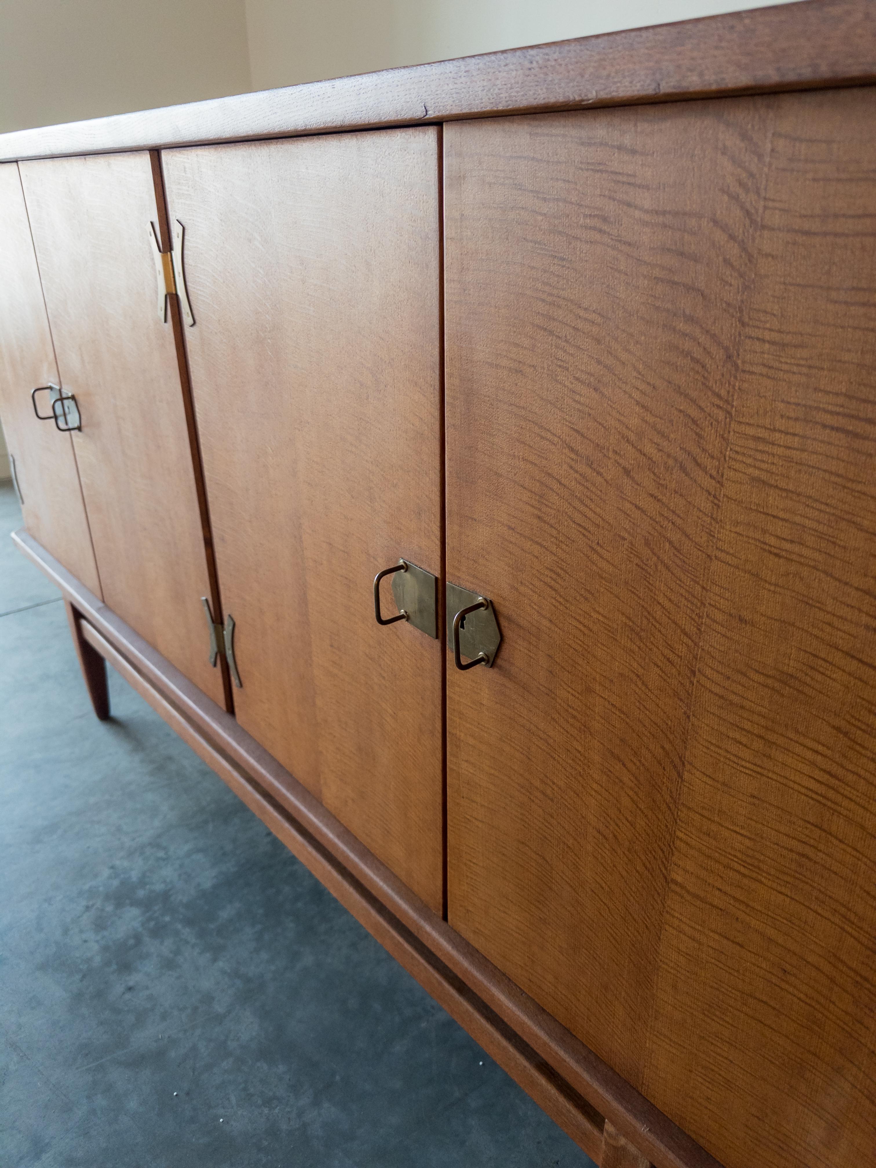 Credenza danese in Oak e ottone di Henning Kjærnulf, Danimarca, anni '70 in vendita 3