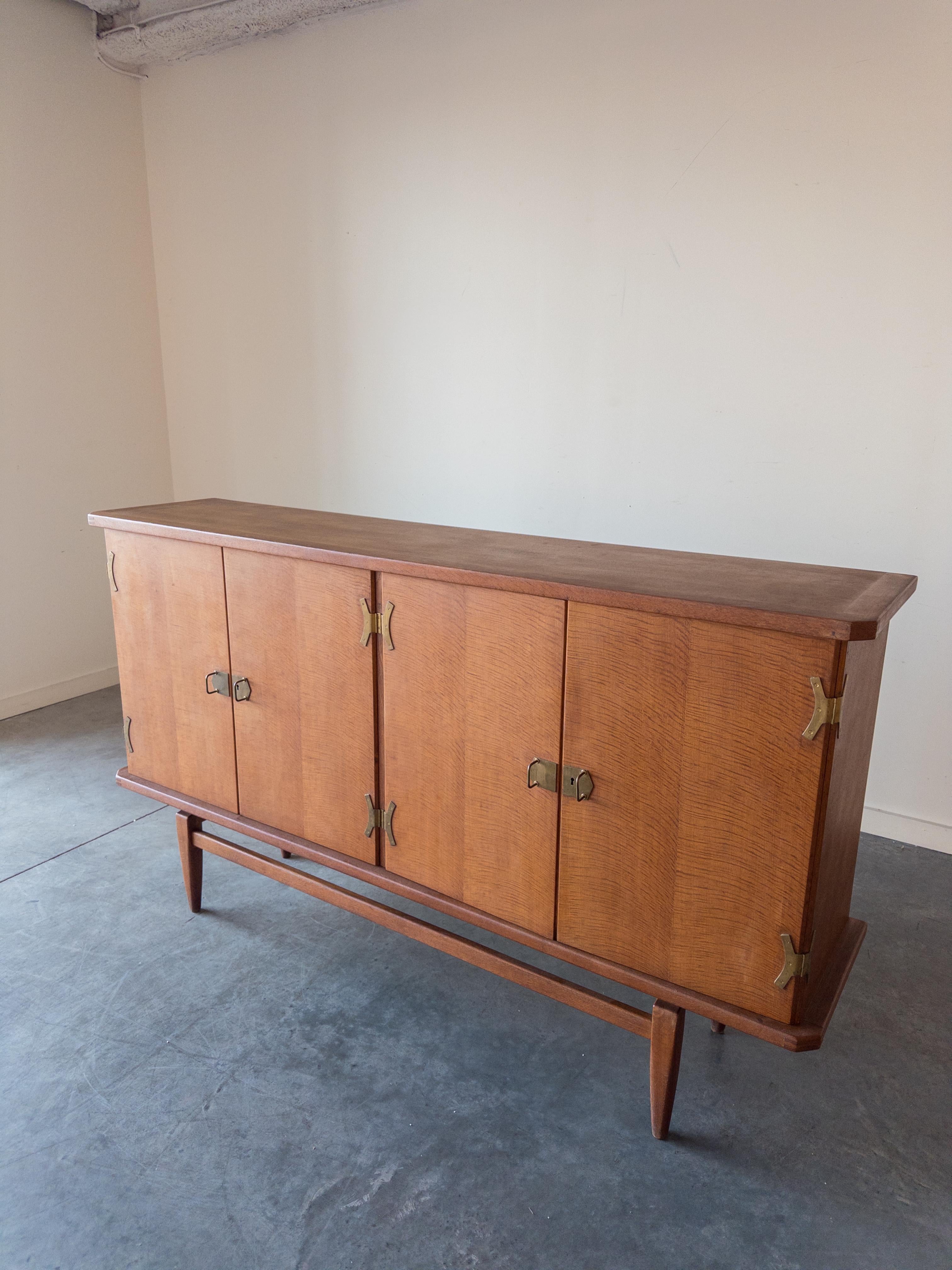 Scandinavo moderno Credenza danese in Oak e ottone di Henning Kjærnulf, Danimarca, anni '70 in vendita