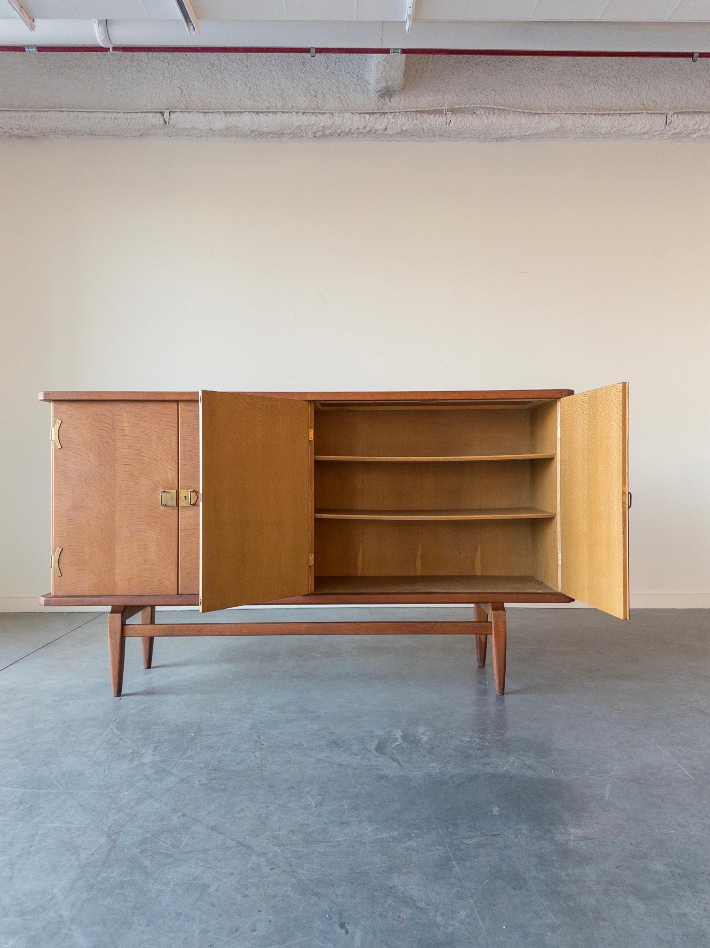 Fatto a mano Credenza danese in Oak e ottone di Henning Kjærnulf, Danimarca, anni '70 in vendita
