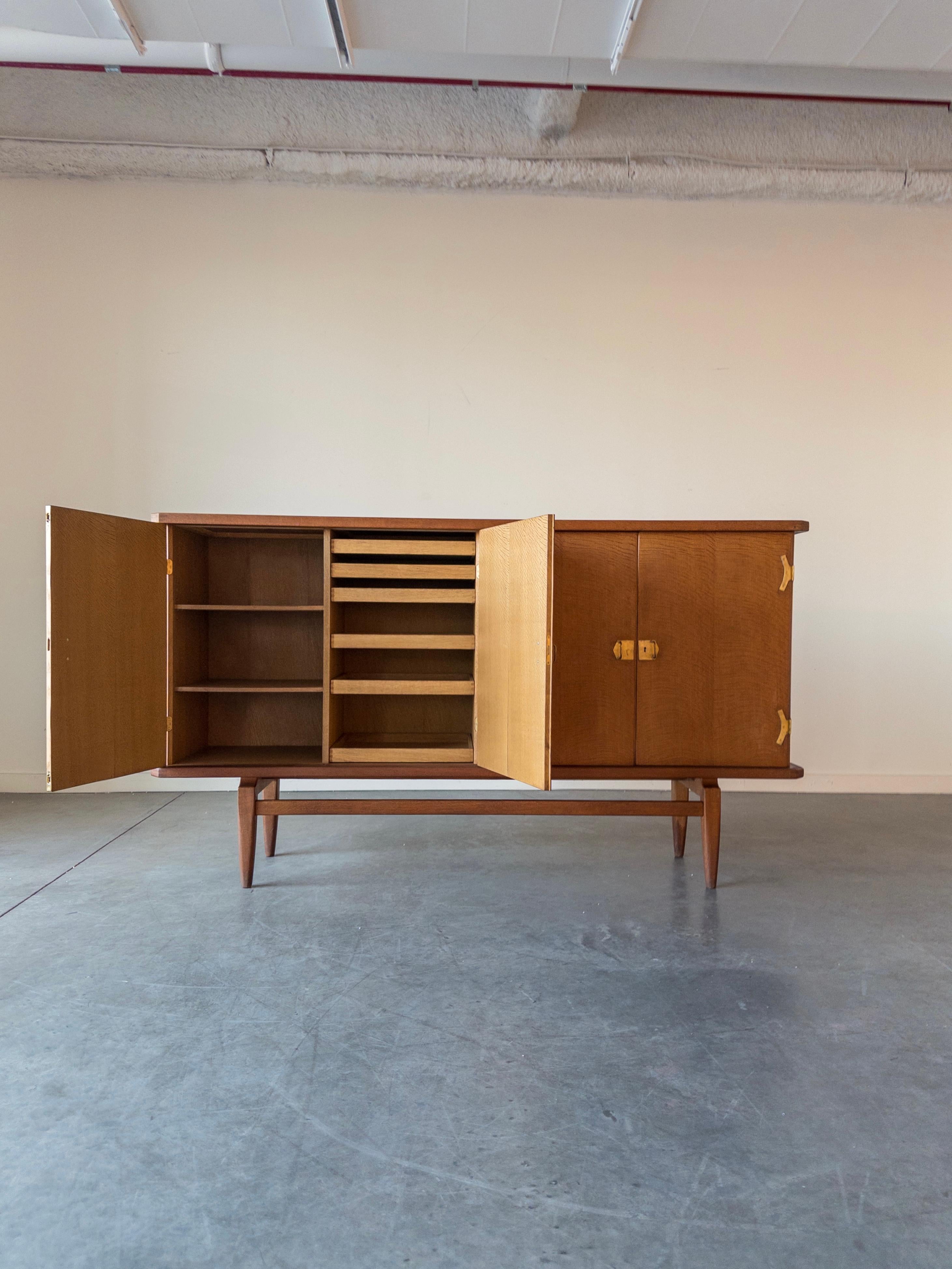 Credenza danese in Oak e ottone di Henning Kjærnulf, Danimarca, anni '70 In condizioni buone in vendita a New York, NY