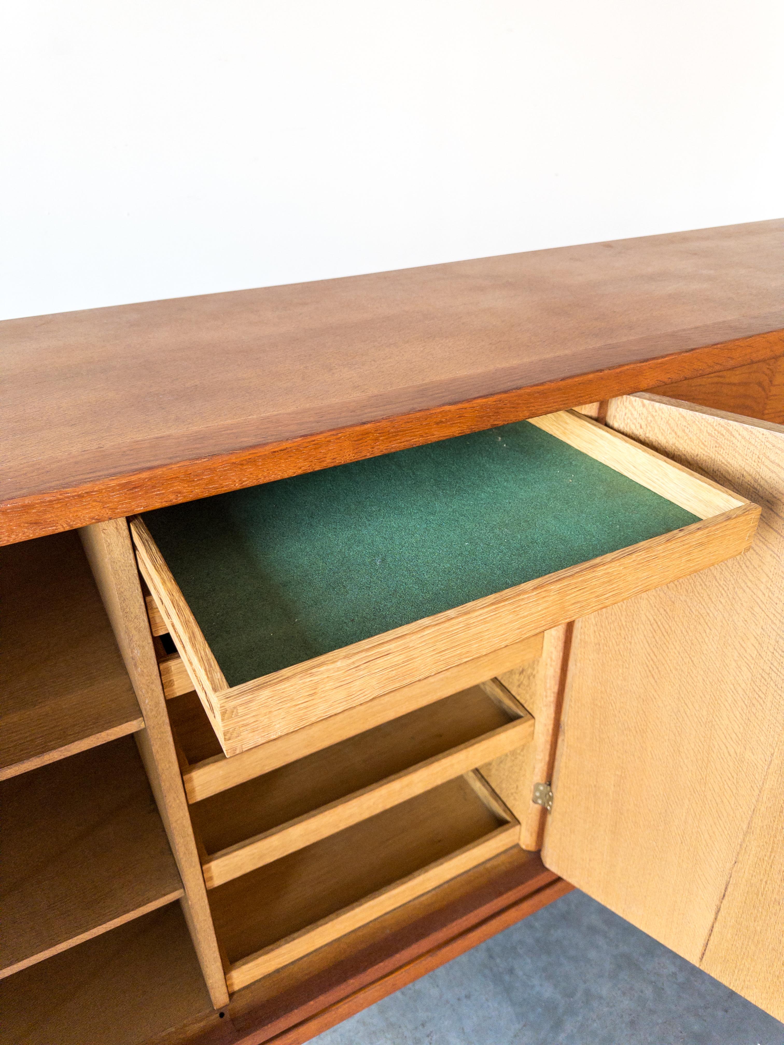 Fine XX secolo Credenza danese in Oak e ottone di Henning Kjærnulf, Danimarca, anni '70 in vendita