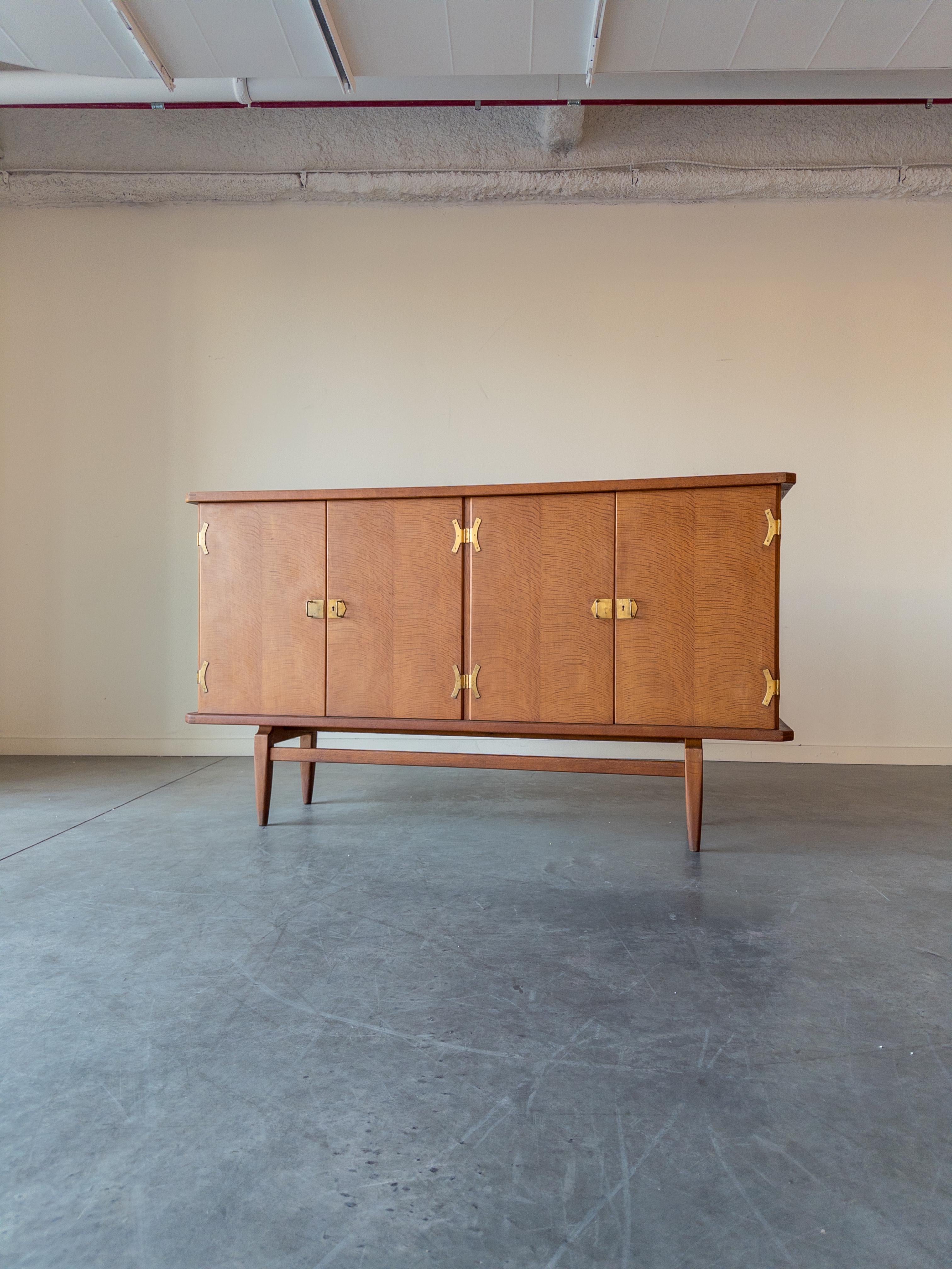 Ottone Credenza danese in Oak e ottone di Henning Kjærnulf, Danimarca, anni '70 in vendita