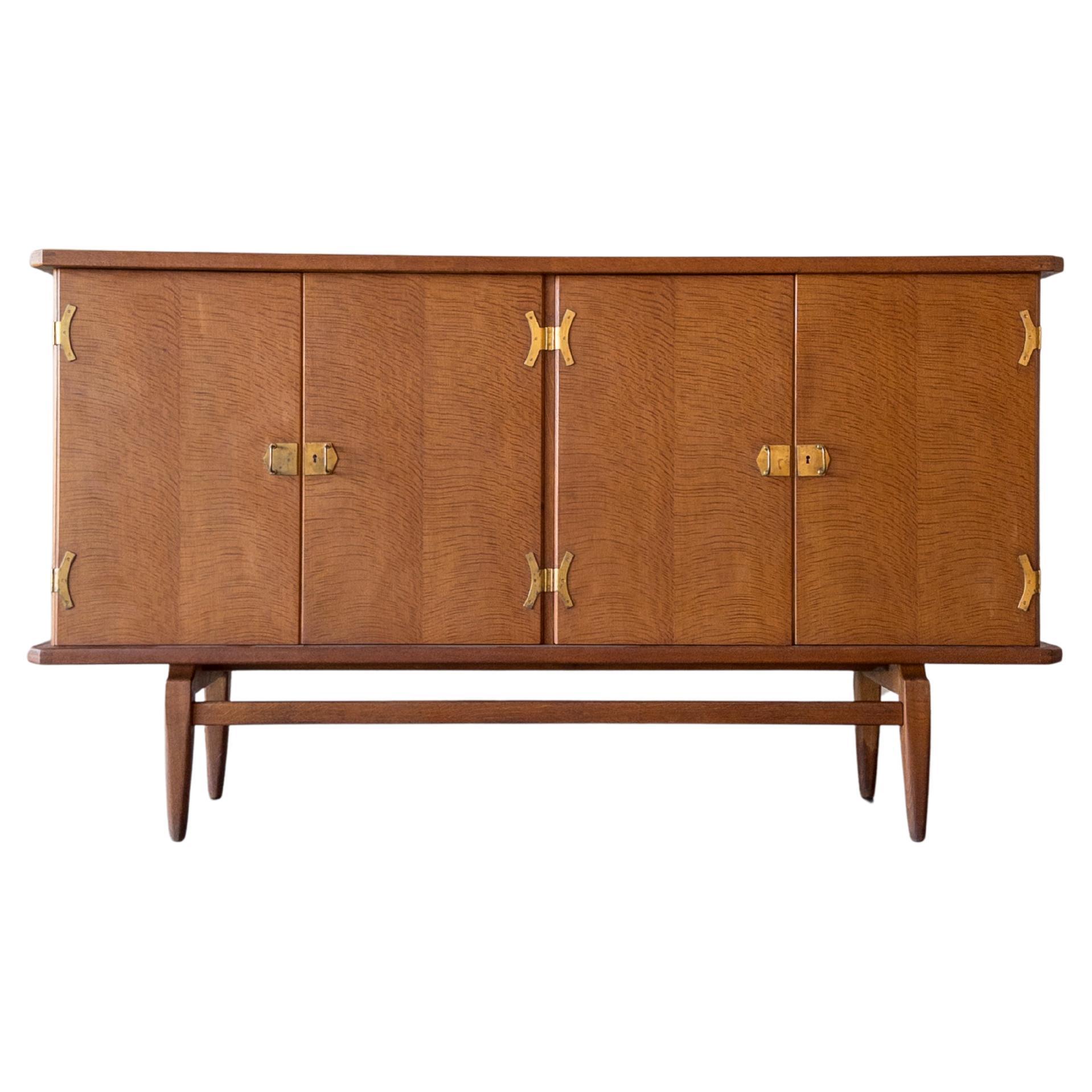 Buffet danois en chêne et laiton par Henning Kjærnulf, Danemark, années 1970