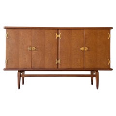 Buffet danois en chêne et laiton par Henning Kjærnulf, Danemark, années 1970