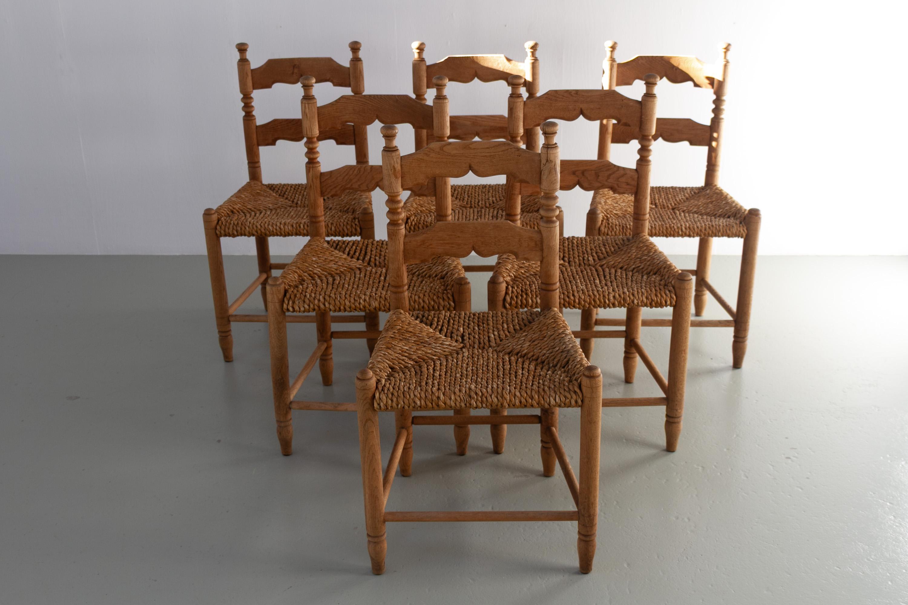 Danish Oak and Seagrass Chairs by Hans Dau, Set of 6. 1940s.

Set of six Scandinavian Mid-Century Modern dining room chairs in solid turned Nordic oak with thick rope seats of dried seagrass (Lakeshore Bullrush).

Danish cabinetmaker Hans Dau