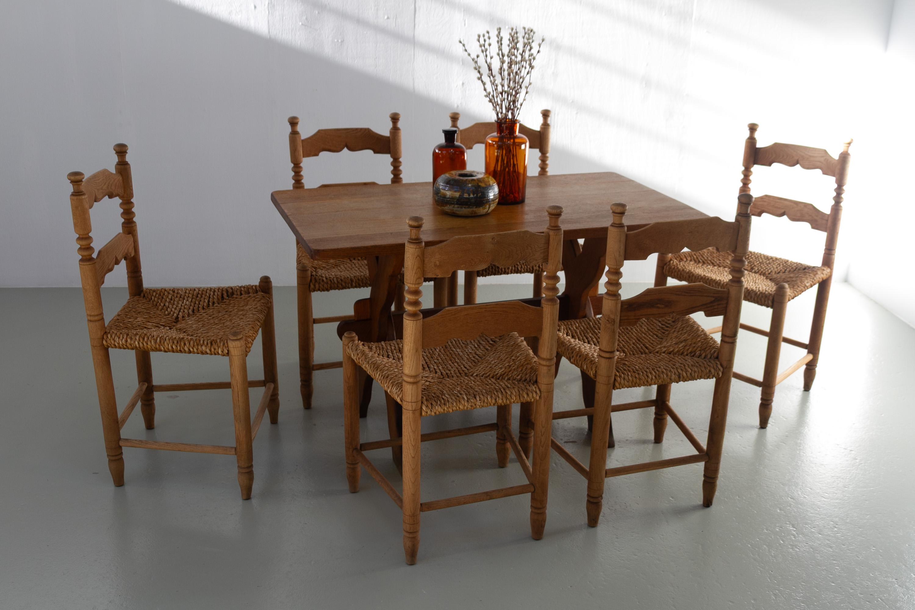 Danish Oak and Seagrass Chairs by Hans Dau, Set of 6. 1940s.

Set of six Scandinavian Mid-Century Modern dining room chairs in solid turned Nordic oak with thick rope seats of dried seagrass (Lakeshore Bullrush).

Danish cabinetmaker Hans Dau