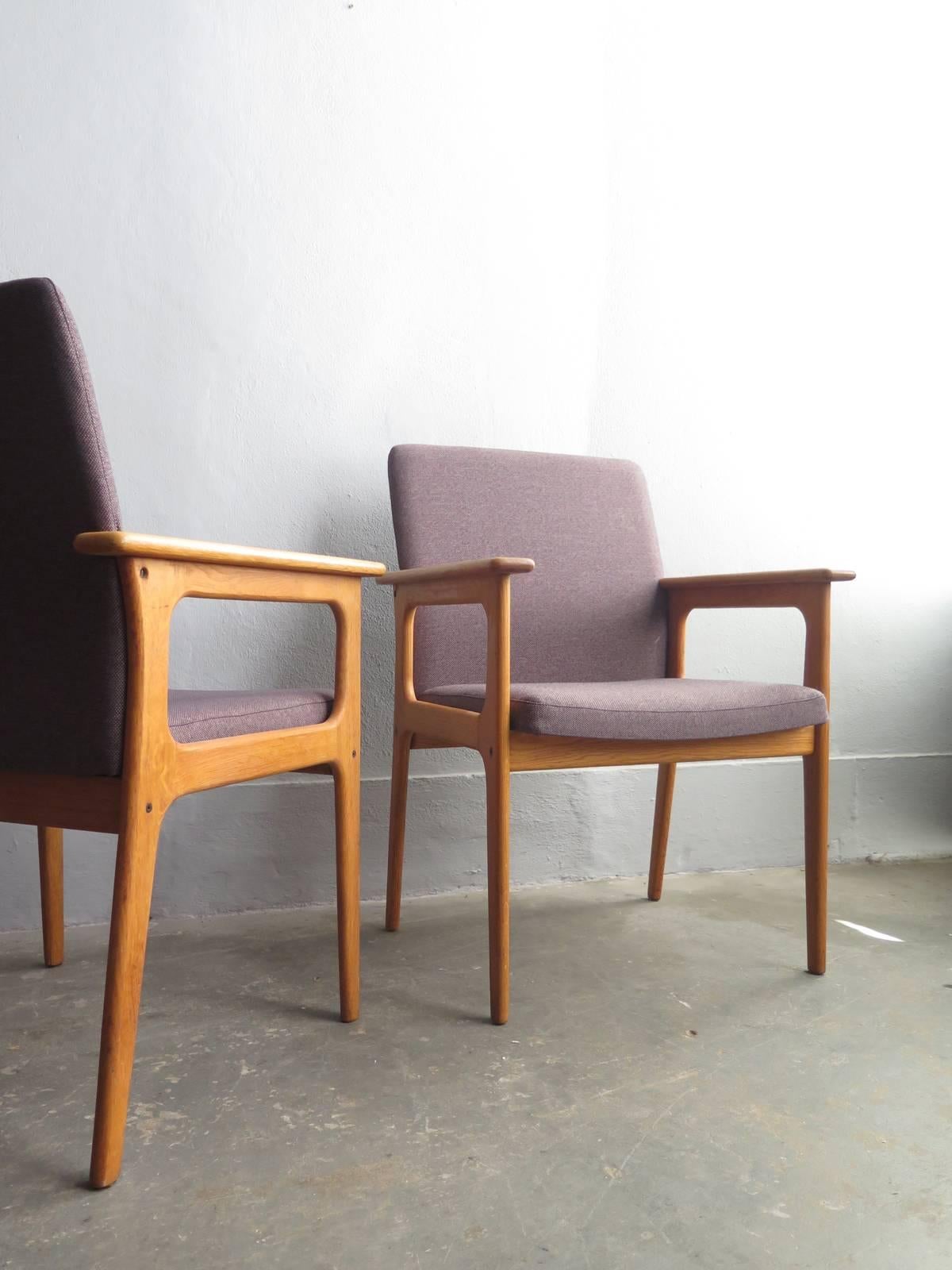 Danish Oak Armchair with New Brown Upholstery In Good Condition For Sale In Porto, PT