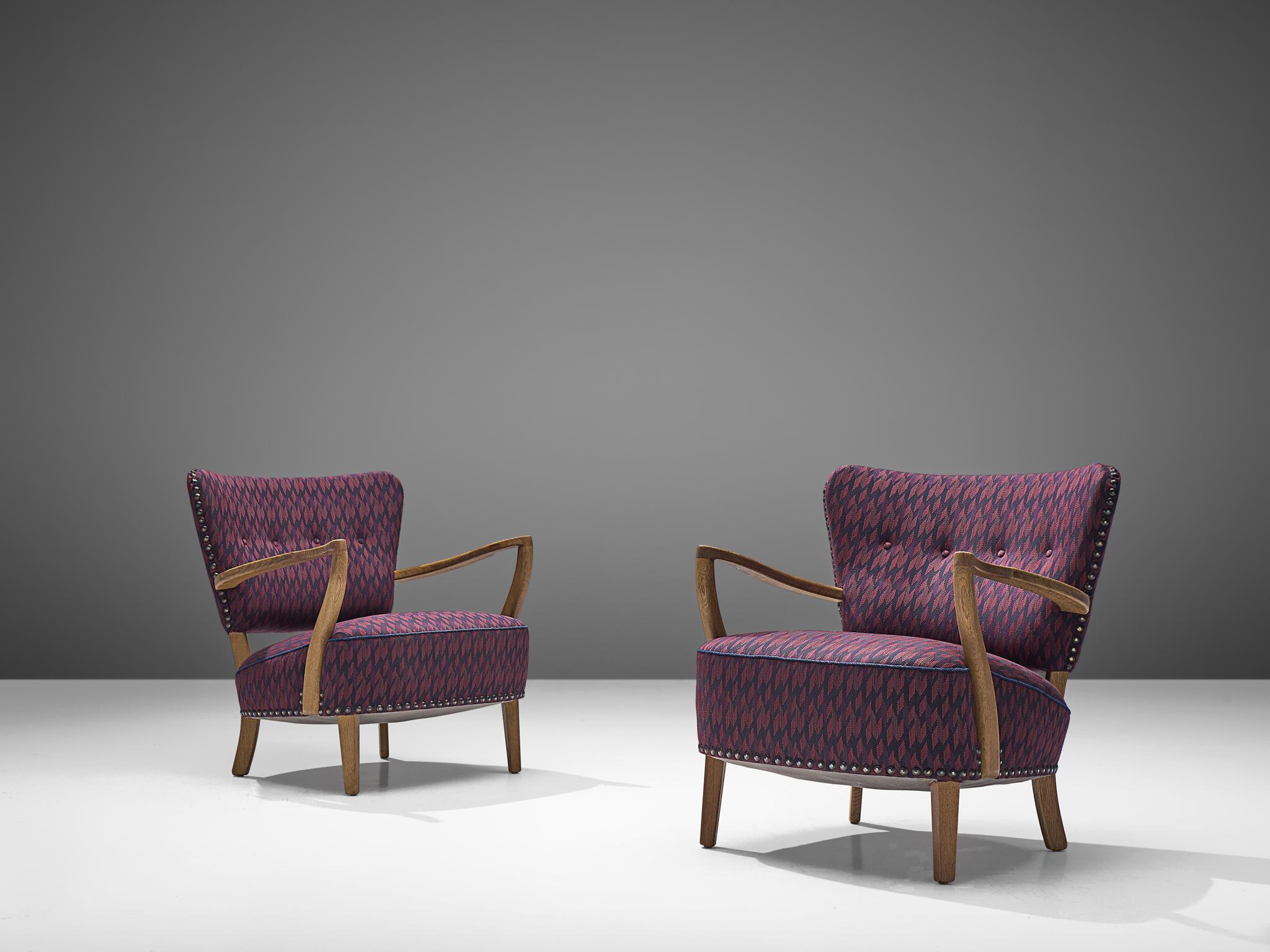 Pair of armchairs, fabric and oak, Denmark, 1940s

The most distinctive feature of these Danish lounge chairs are the curved, stained oak armrests. The backrest and seat are distinguised from each other, creating a more airy look. The seat is wide