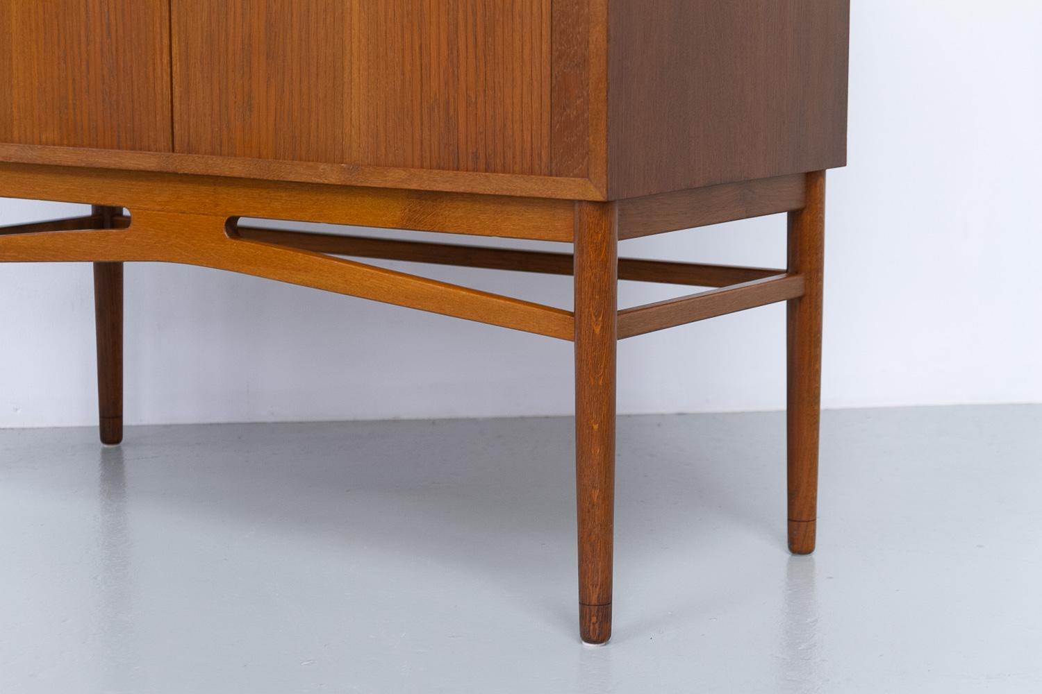 Armario danés de roble con puertas de persiana y cajones, años 50. en venta 4