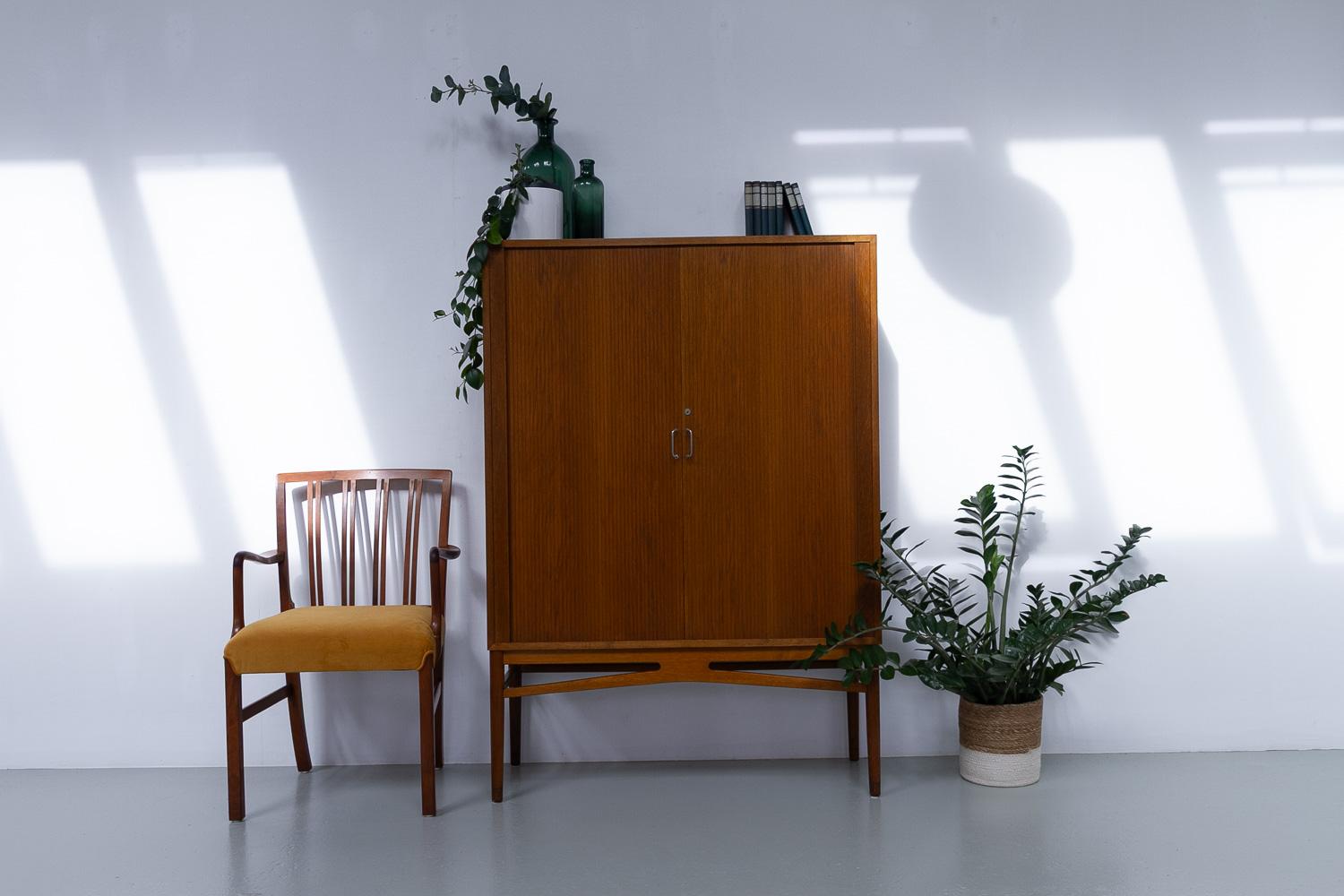 Armario danés de roble con puertas de persiana y cajones, años 50. en venta 5