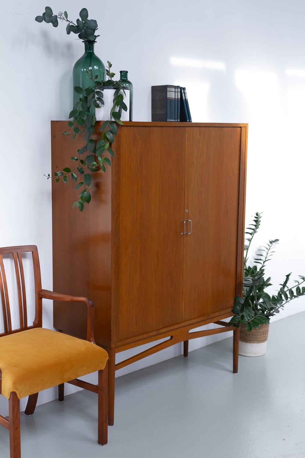 Armario danés de roble con puertas de persiana y cajones, años 50. en venta 6