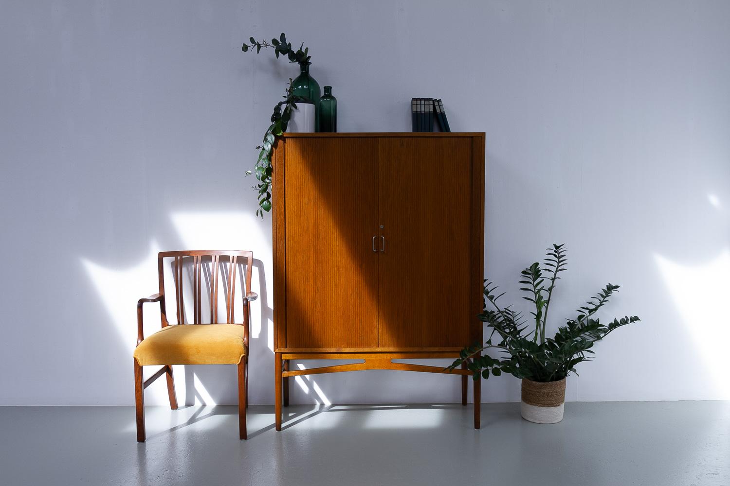 Armario danés de roble con puertas de persiana y cajones, años 50. en venta 13