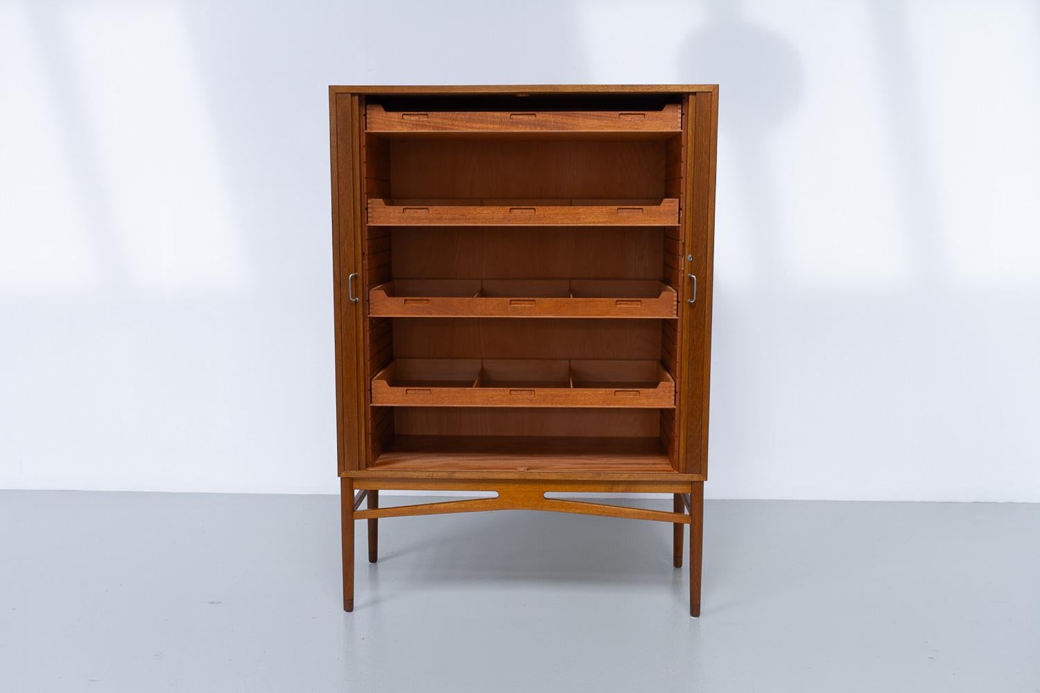 Armario danés de roble con puertas de persiana y cajones, años 50. Danés en venta