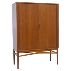 Dänischer Eichenholzschrank mit Tambourtüren und Schubladen, 1950er Jahre.