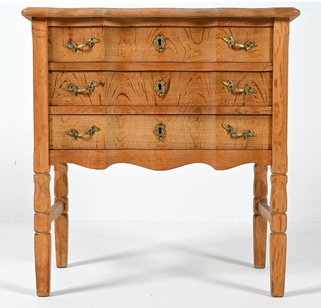 Danish Oak Chest of Drawers With One-Of-A-Kind Ox Art Ceramic Tile Mosaic Top In Good Condition For Sale In Norwalk, CT