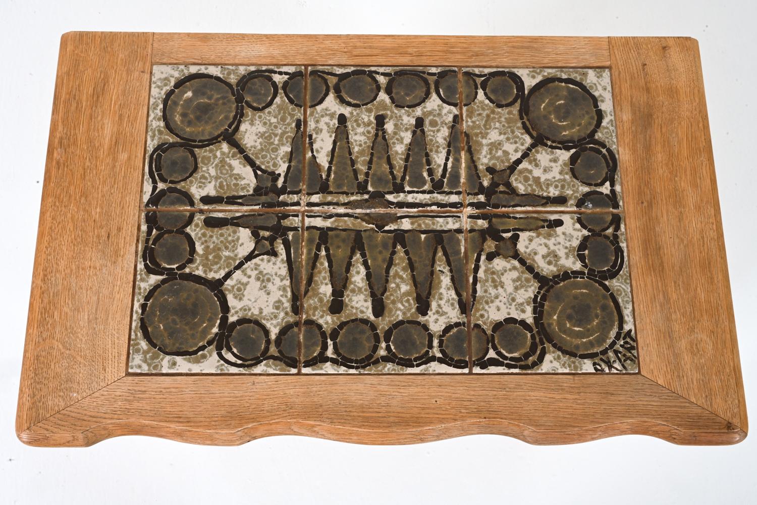 Dänische Eichen Kommode mit One-of-A-Kind Ox Art Keramikfliesen Mosaikplatte (20. Jahrhundert) im Angebot
