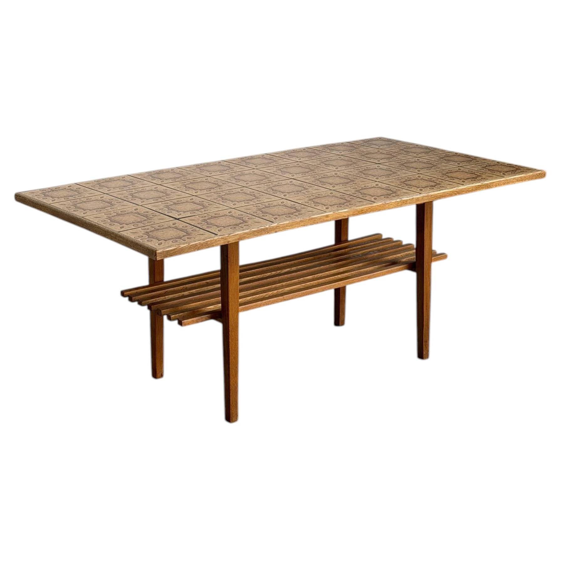 Table basse en chêne danois avec plateau en carreaux de céramique à motifs et étagère à lattes, années 1970 en vente