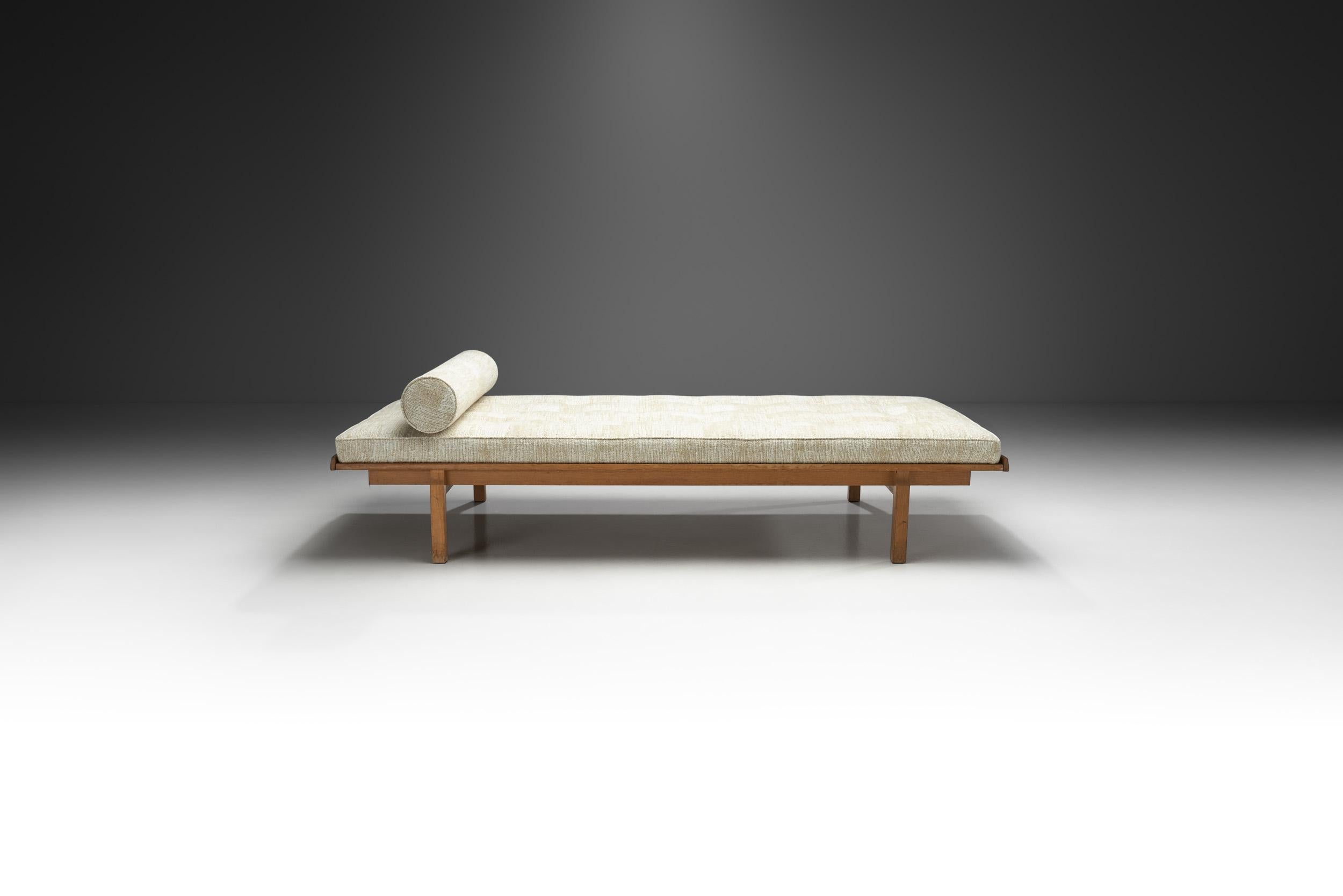 Danish Oak Daybed with Upholstered Mattress and Pillow, Denmark, ca 1950s In Good Condition For Sale In Utrecht, NL
