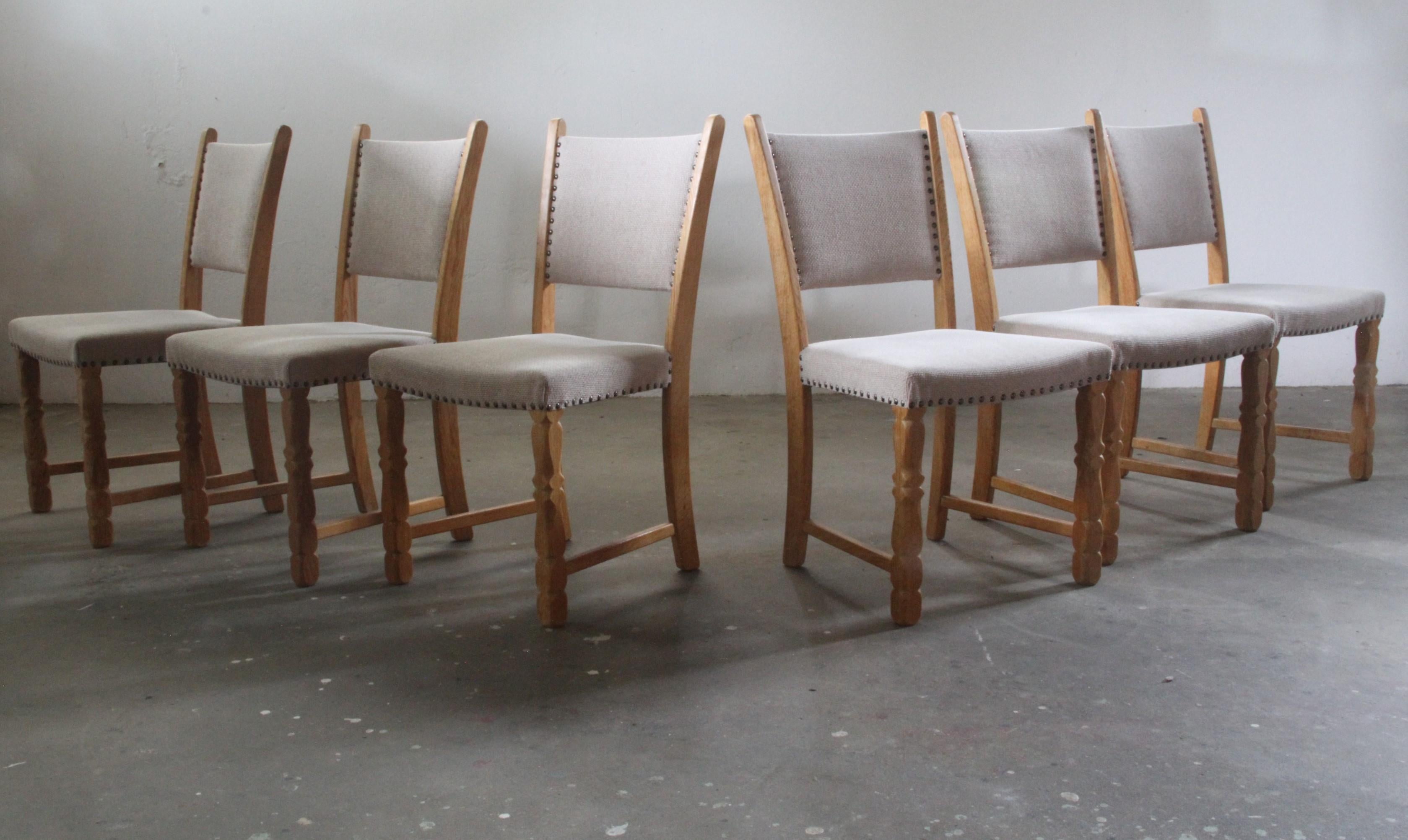 un set di 6 sedie da pranzo brutaliste in quercia, bellissime e ben tenute, risalenti alla Danimarca degli anni '60. Sono realizzati in legno massiccio di Oak nello stile di Henning Kjærnulf. Sono tutti solidi e resistenti e il tessuto è in ottime
