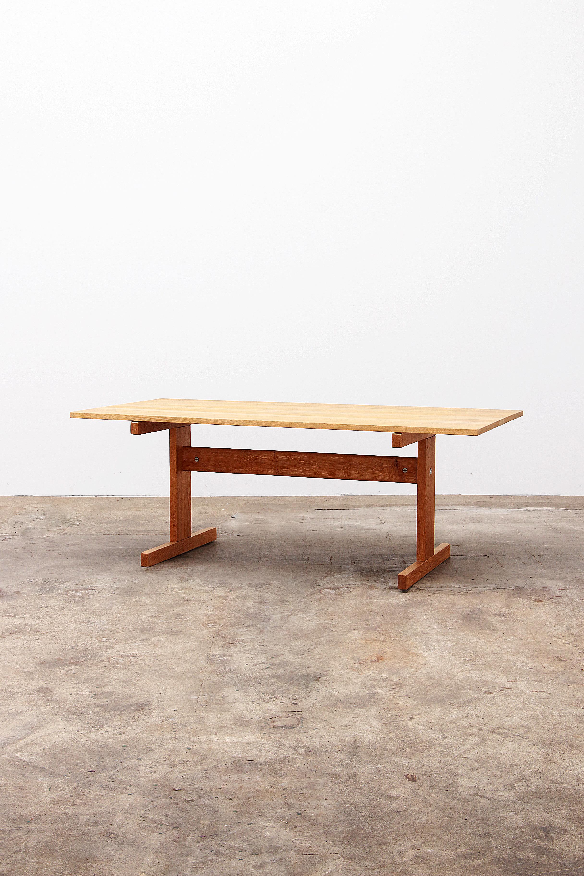 Table de salle à manger en chêne danois Hans J. Wegner pour Andreas Tuck, années 1960.

Cette table de salle à manger minimaliste danoise en chêne clair a été conçue par Hans J. Wegner dans les années 1960. Hans J. Wegner est l'un des grands Danois
