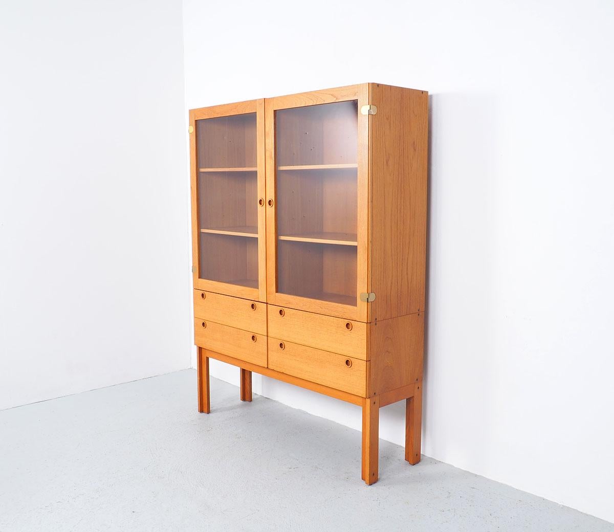 Beautiful sleek vintage display cabinet with drawer unit, produced in Denmark in the 1960s.

In the style of Børge Mogensen (for Karl Andersson & Sönern).

Possibly from the same designer or manufacturer. The cabinet is in a very good vintage