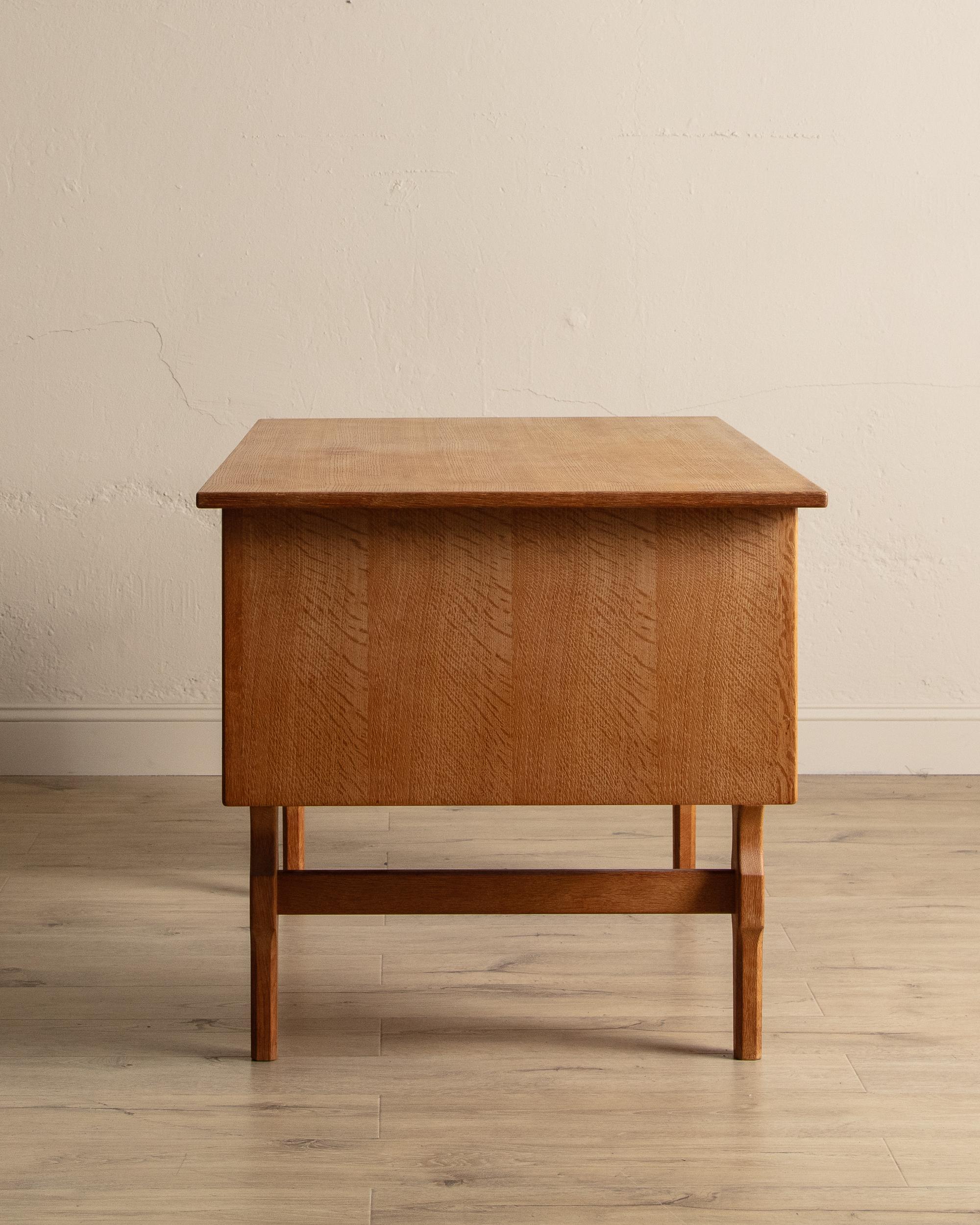Bureau de direction en Oak danois avec bibliothèque frontale, années 1970 Bon état à Los Angeles, CA