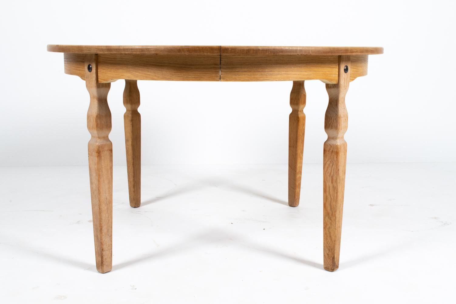 Table de salle à manger à rallonge en chêne danois dans le style de Henning Kjærnulf en vente 3