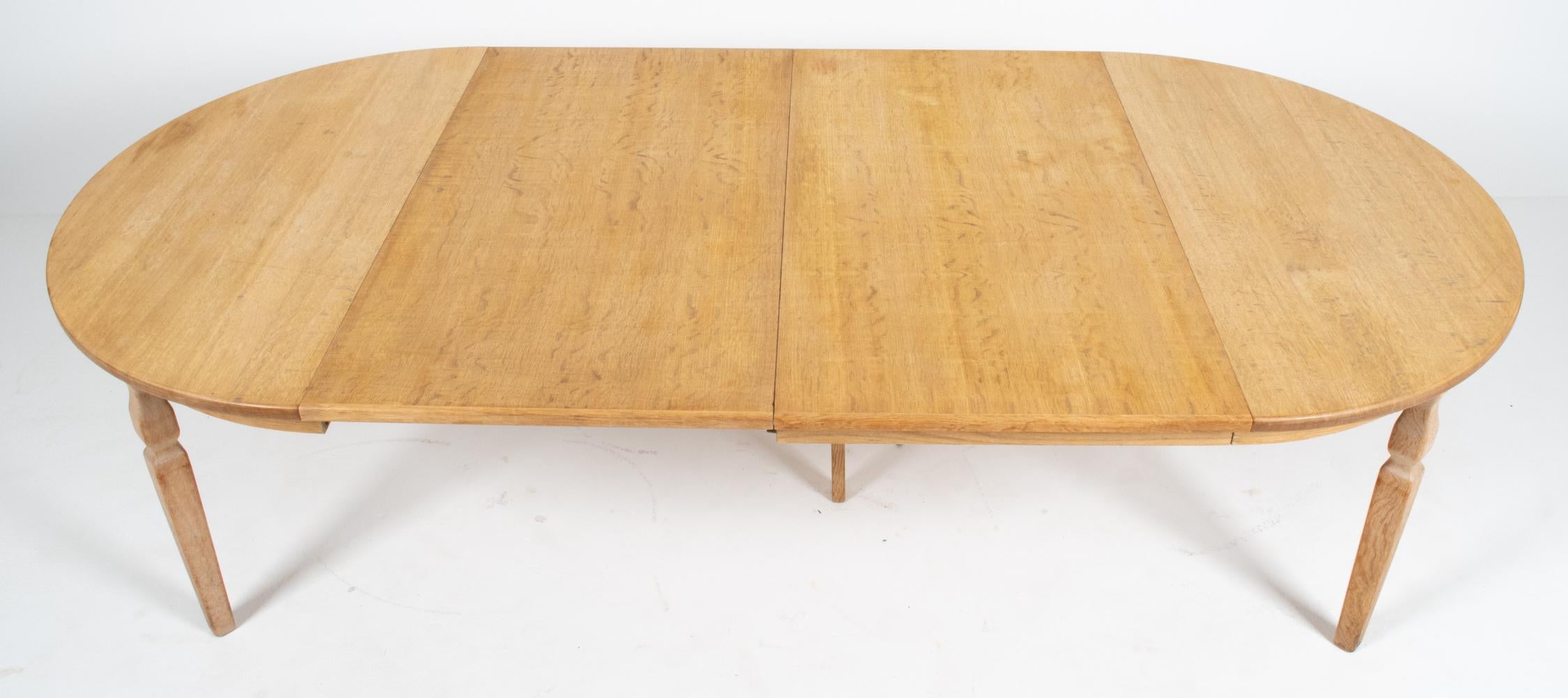 Table de salle à manger à rallonge en chêne danois dans le style de Henning Kjærnulf en vente 6