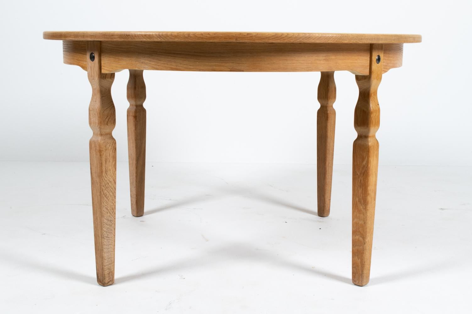 Scandinave moderne Table de salle à manger à rallonge en chêne danois dans le style de Henning Kjærnulf en vente