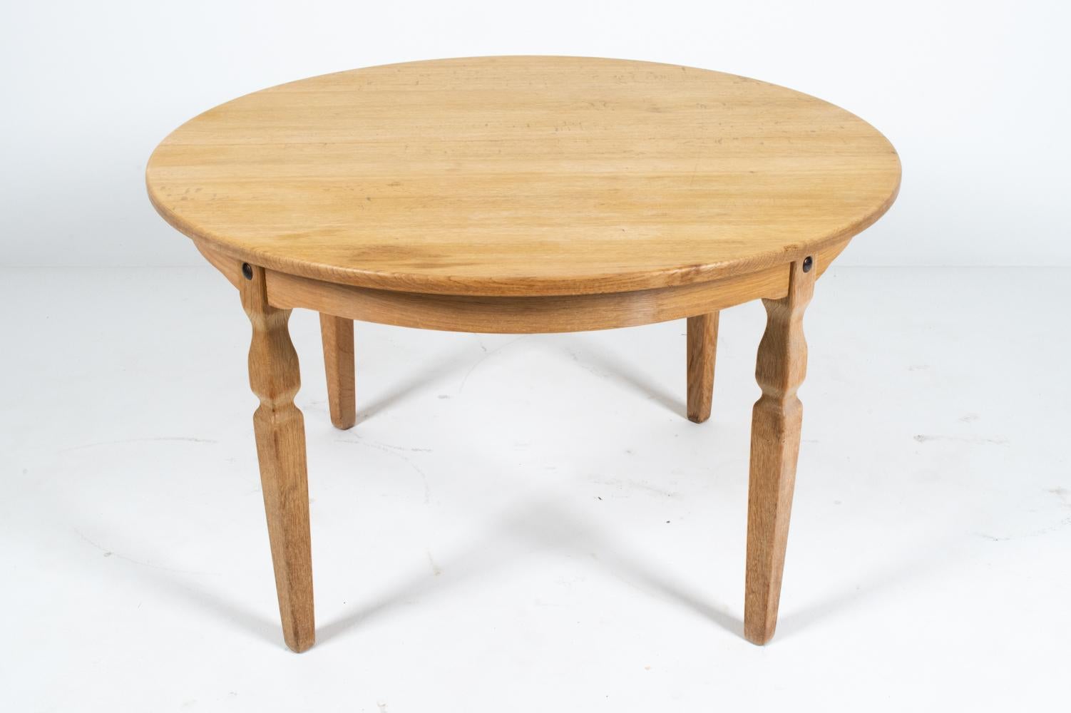 Chêne Table de salle à manger à rallonge en chêne danois dans le style de Henning Kjærnulf en vente