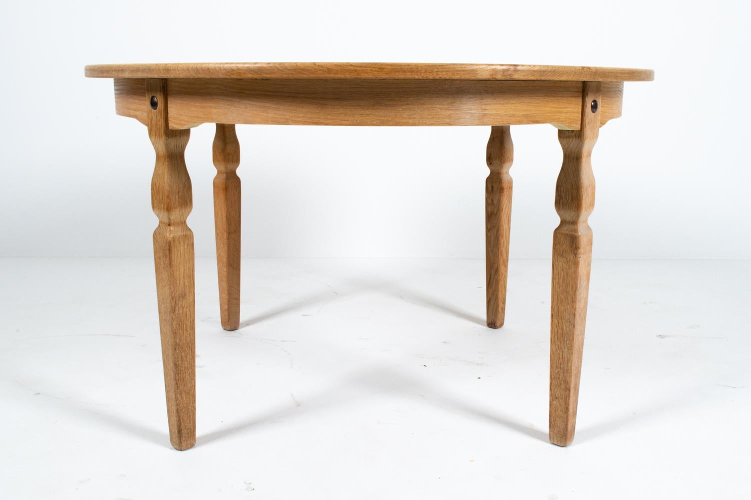 Table de salle à manger à rallonge en chêne danois dans le style de Henning Kjærnulf en vente 1
