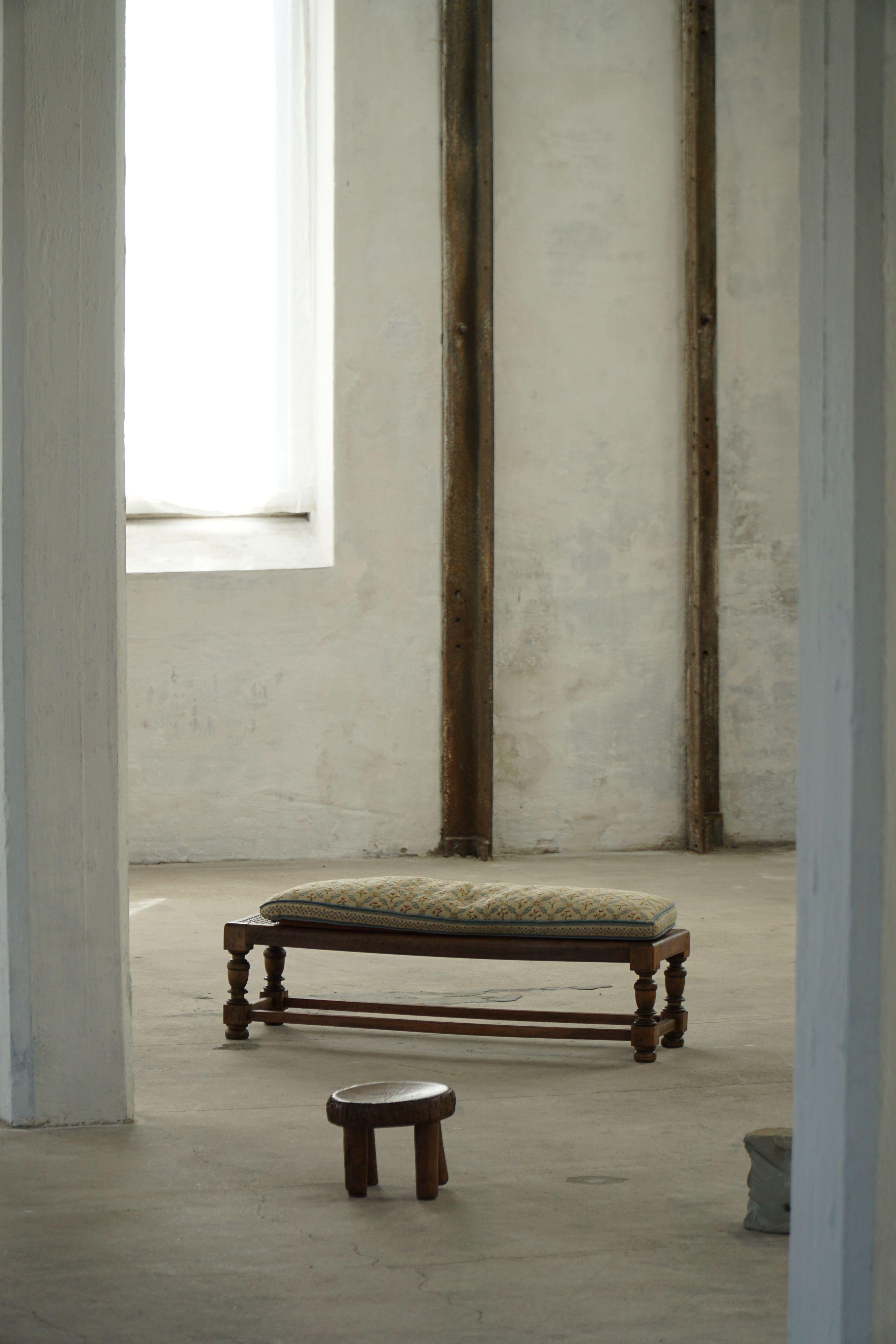 A charming mid-20th century Danish oak footstool, dating from the 1940s–1950s. The bench features a sturdy frame with straight rails and finely turned legs, giving it both a classic and understated character.

This example comes with a removable