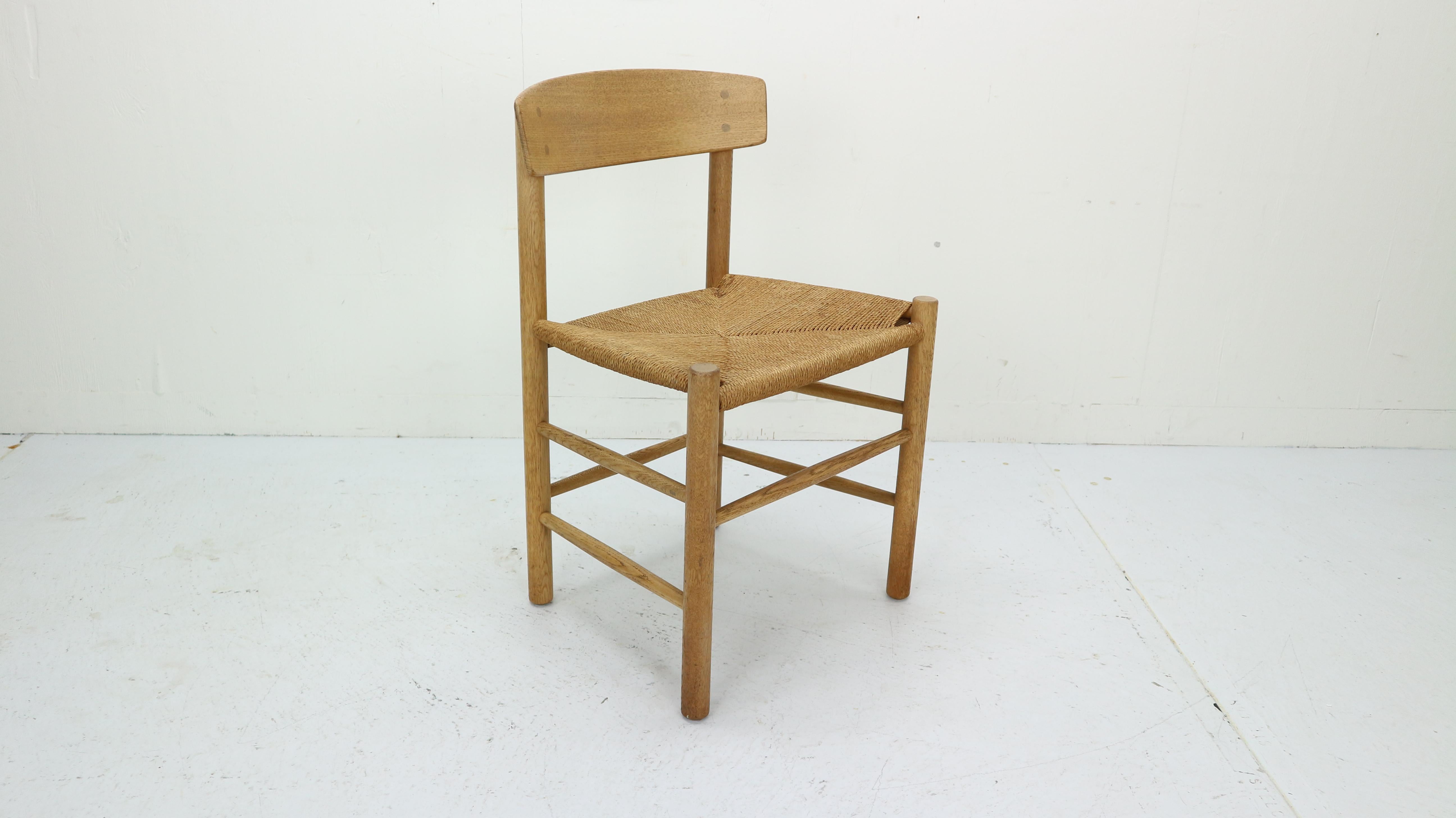 Vintage oak framed dining chair with handwoven original paper cord seat.

A hugely popular and versatile chair which gained the nickname ' The peoples chair'

The chair all has the original hand-woven paper cord seats and is without damage and