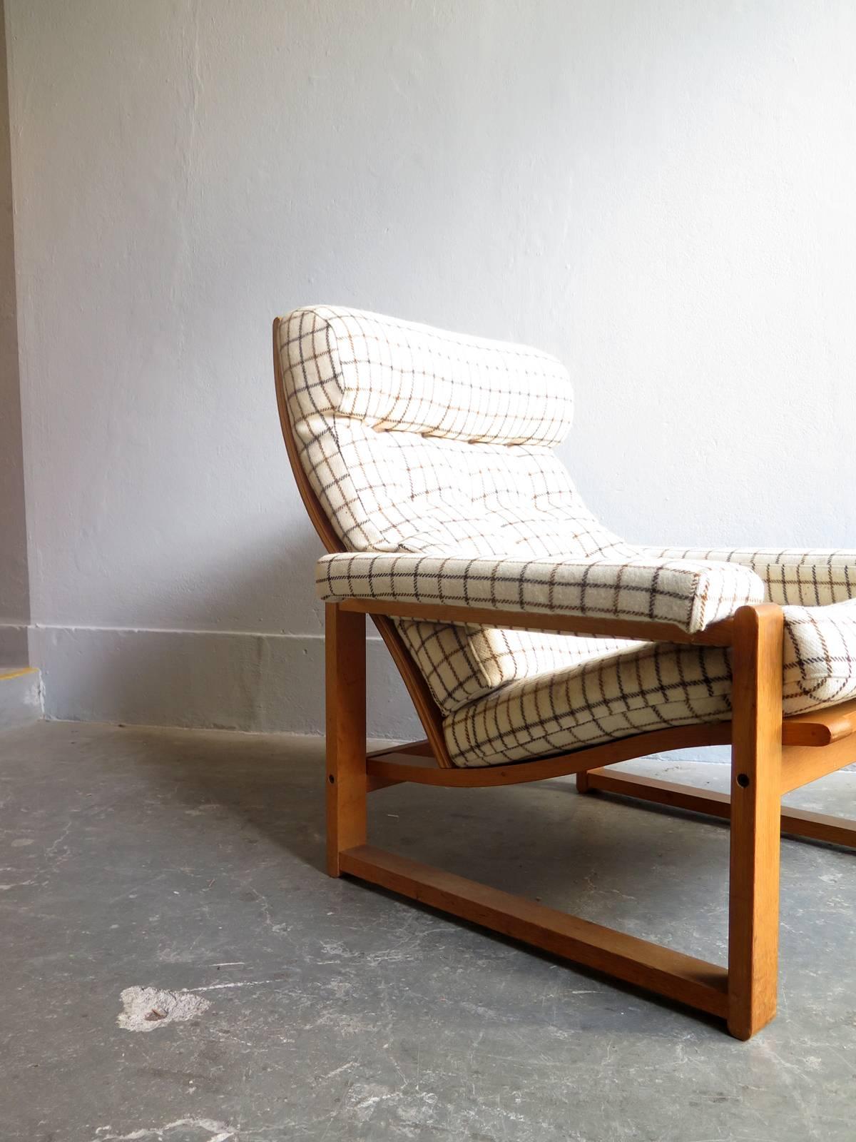 Danish Oak Lounge Chair and Ottoman with Original Fabric In Good Condition For Sale In Porto, PT