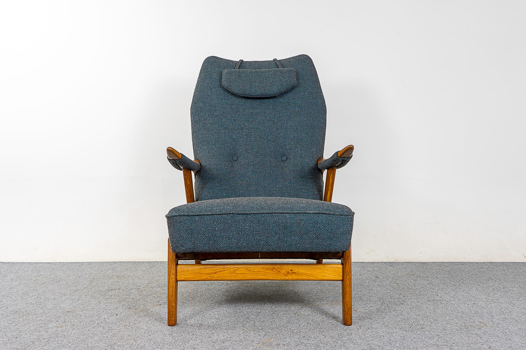 Danish Oak Lounge Chair  In Good Condition For Sale In VANCOUVER, CA
