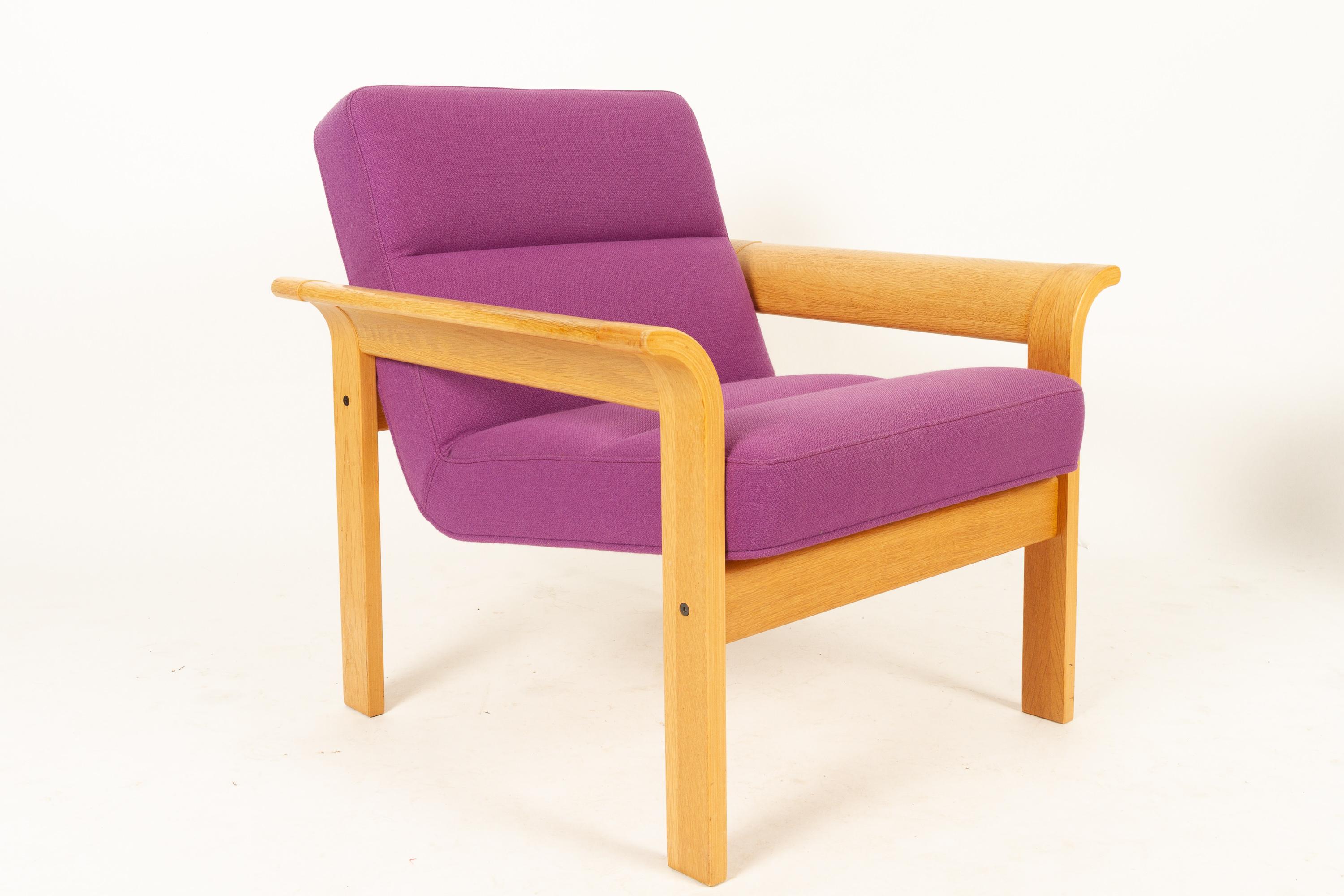 Danish oak lounge chairs and ottoman by Thygesen & Sørensen for Magnus Olesen.
Designed by Danish architects Rud Thygesen and Johnny Sørensen in the 1970s.
Beautiful set of Danish lounge chairs with matching ottoman in original heather colored