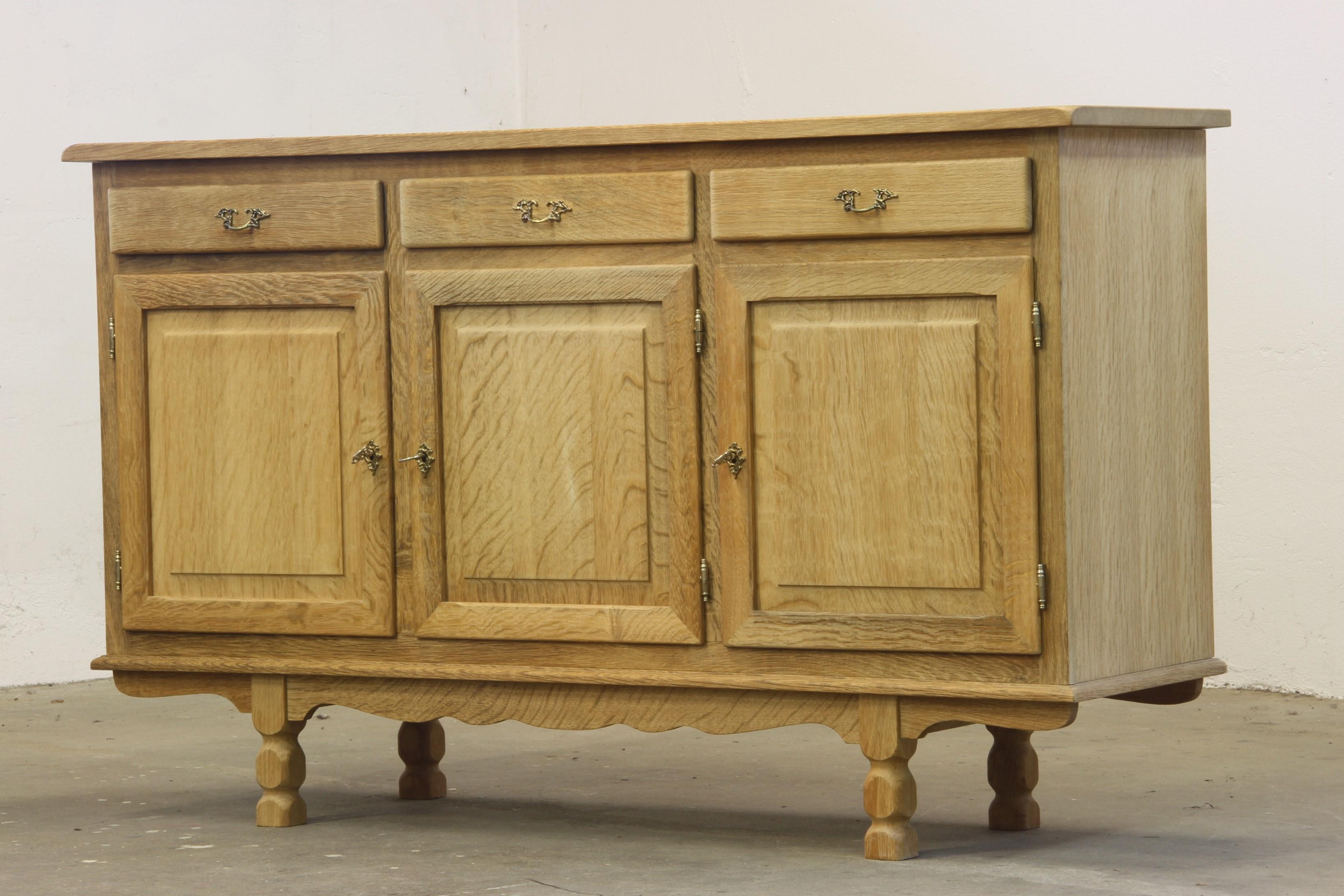 Danish Oak Low Cabinet, Sideboard in the style of Henning Kjærnulf, 1970s In Good Condition For Sale In Store Heddinge, DK
