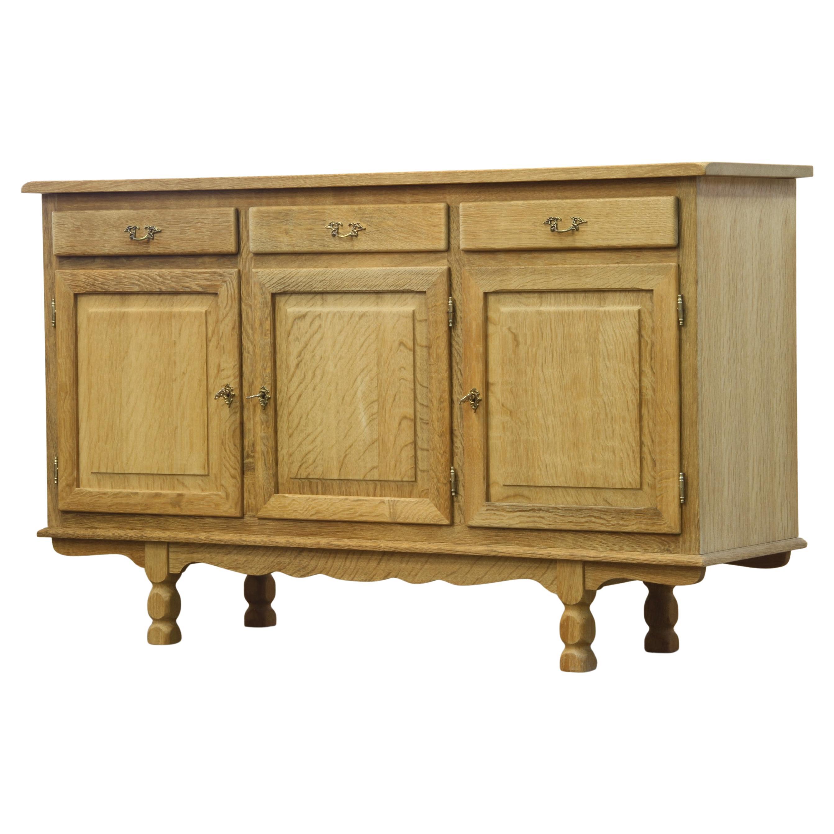 Meuble bas en chêne danois, buffet dans le style de Henning Kjærnulf, années 1970