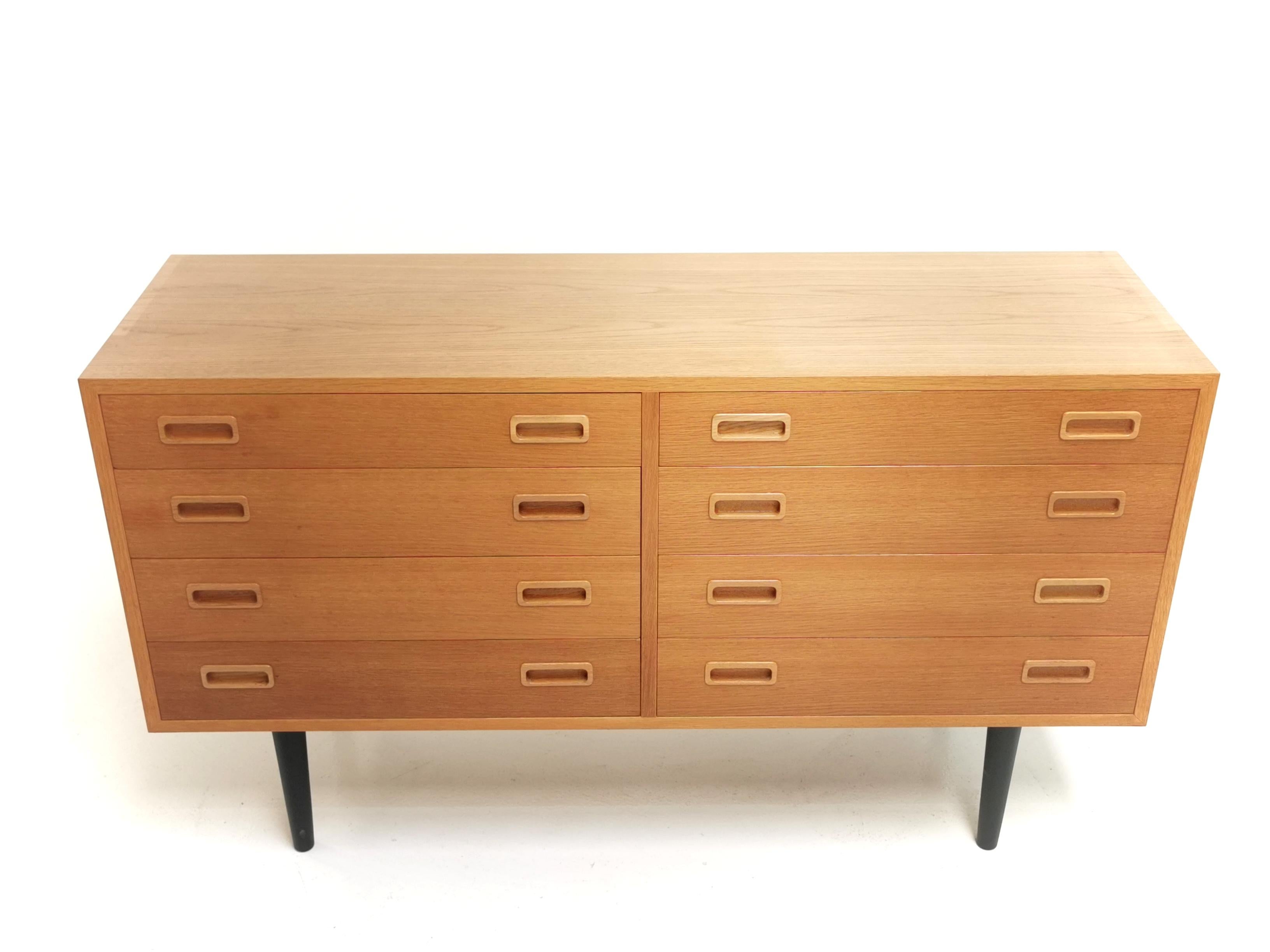 Danish chest of drawers

High-quality made chest of drawers by Carlo Jensen.

In oak, with dovetail joints.

Made in Denmark, by the Hundevad company, circa 1970s.

We have raised the unit on solid timber Ebonized legs.

Dimensions