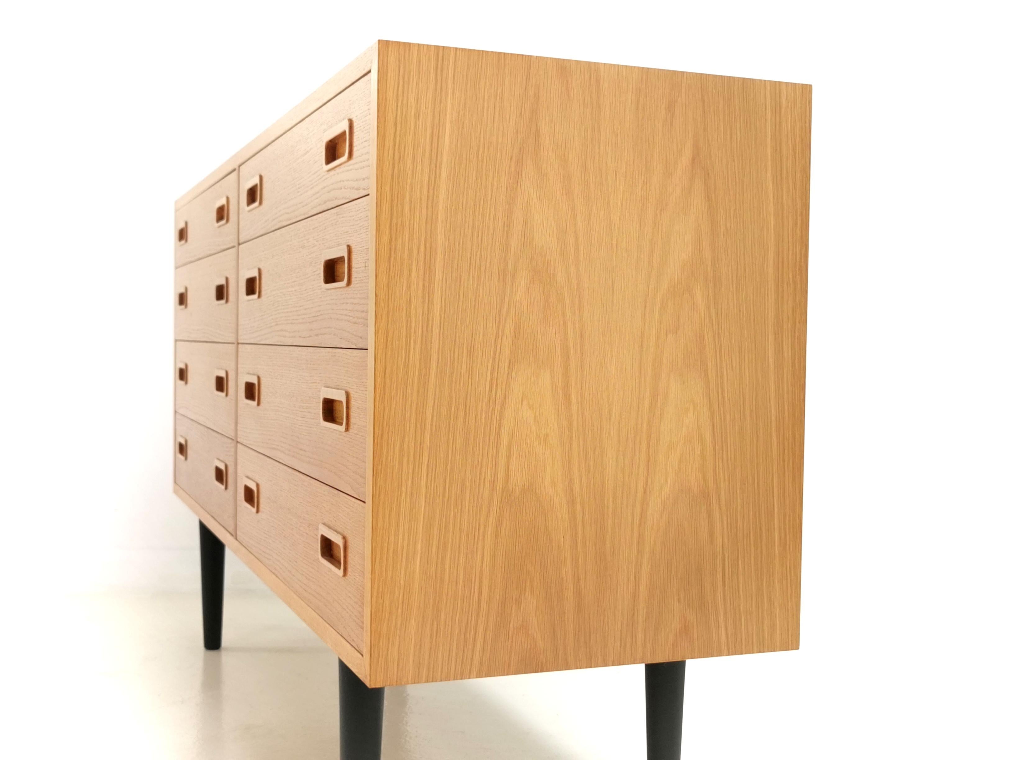 Danish Oak Midcentury Chest of Drawers by Hundevad, 1970s In Good Condition In STOKE ON TRENT, GB
