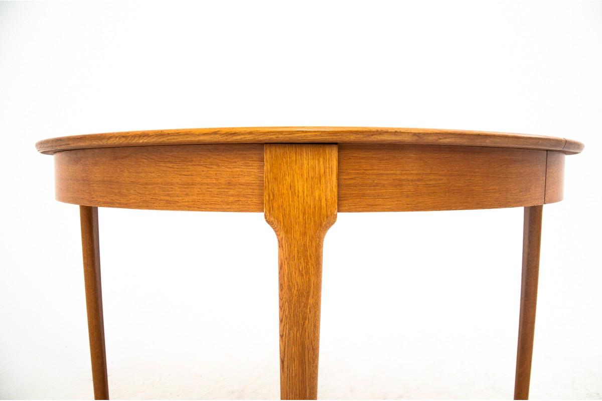Danish Oak Round Dining Table, 1960s After renovation  1