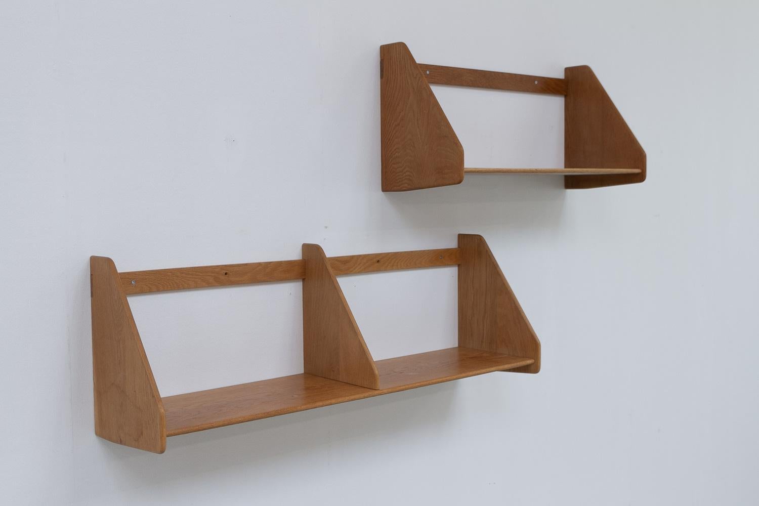 Étagères en chêne danois par Hans J. Wegner pour Ry Møbler, années 1950. Ensemble de 2.

Paire d'étagères murales flottantes danoises de style moderne du milieu du siècle, modèle RY21. Conçue par Hans J. Wegner et fabriquée par Ry Møbler Danemark