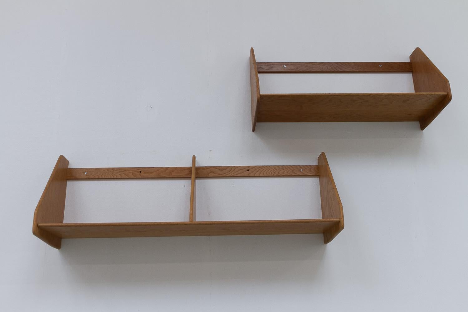 Étagères en chêne danois par Hans J. Wegner pour Ry Møbler, années 1950. Ensemble de 2. État moyen - En vente à Asaa, DK