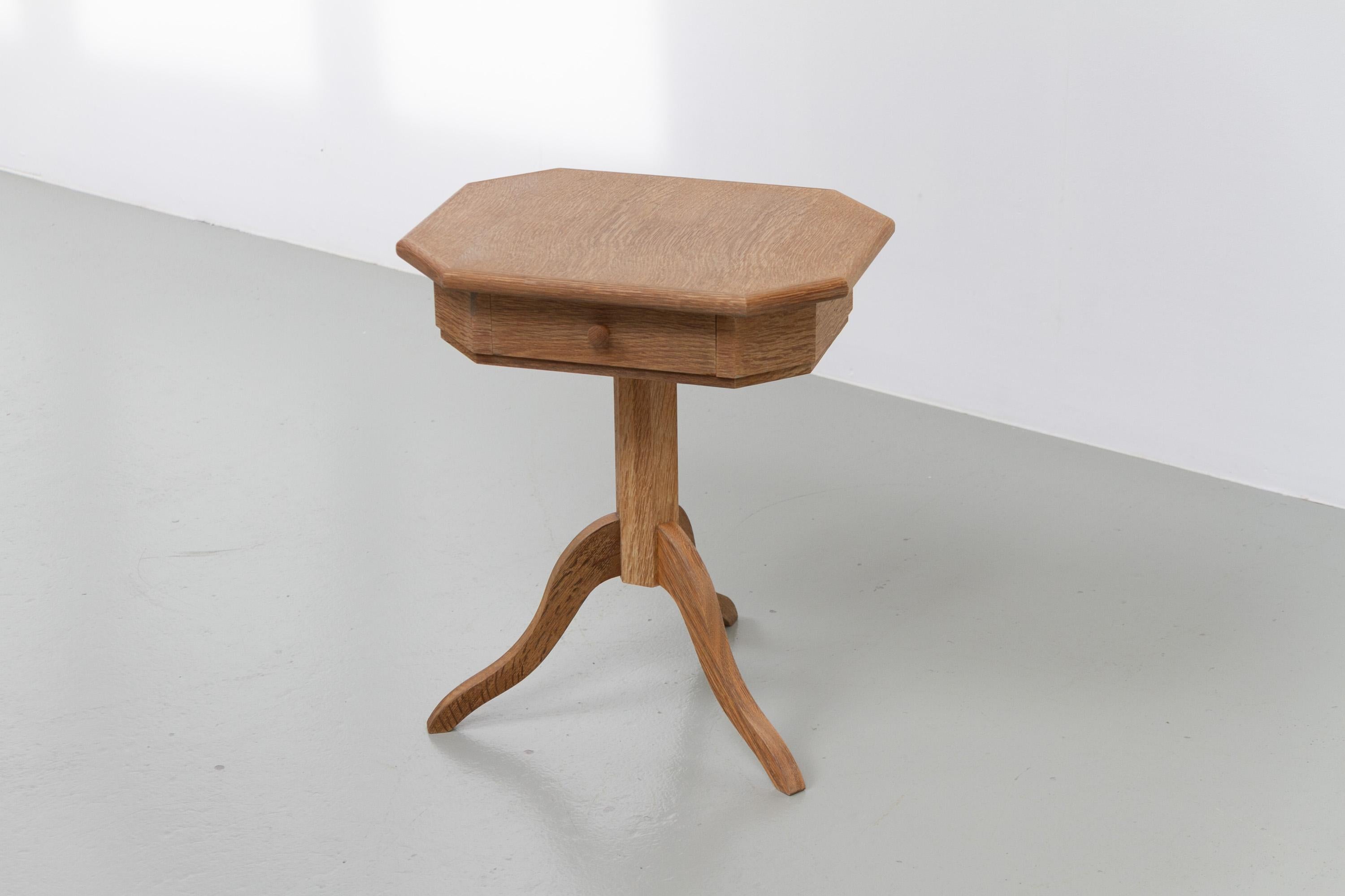 Tavolino in Oak danese con cassetto, anni '60.

Tavolo a piedistallo scandinavo Mid-Century Modern in rovere nordico chiaro. Prodotto in Danimarca negli anni '60 o '70.
Un piccolo cassetto. Adatto come tavolino o comodino.

Buone condizioni