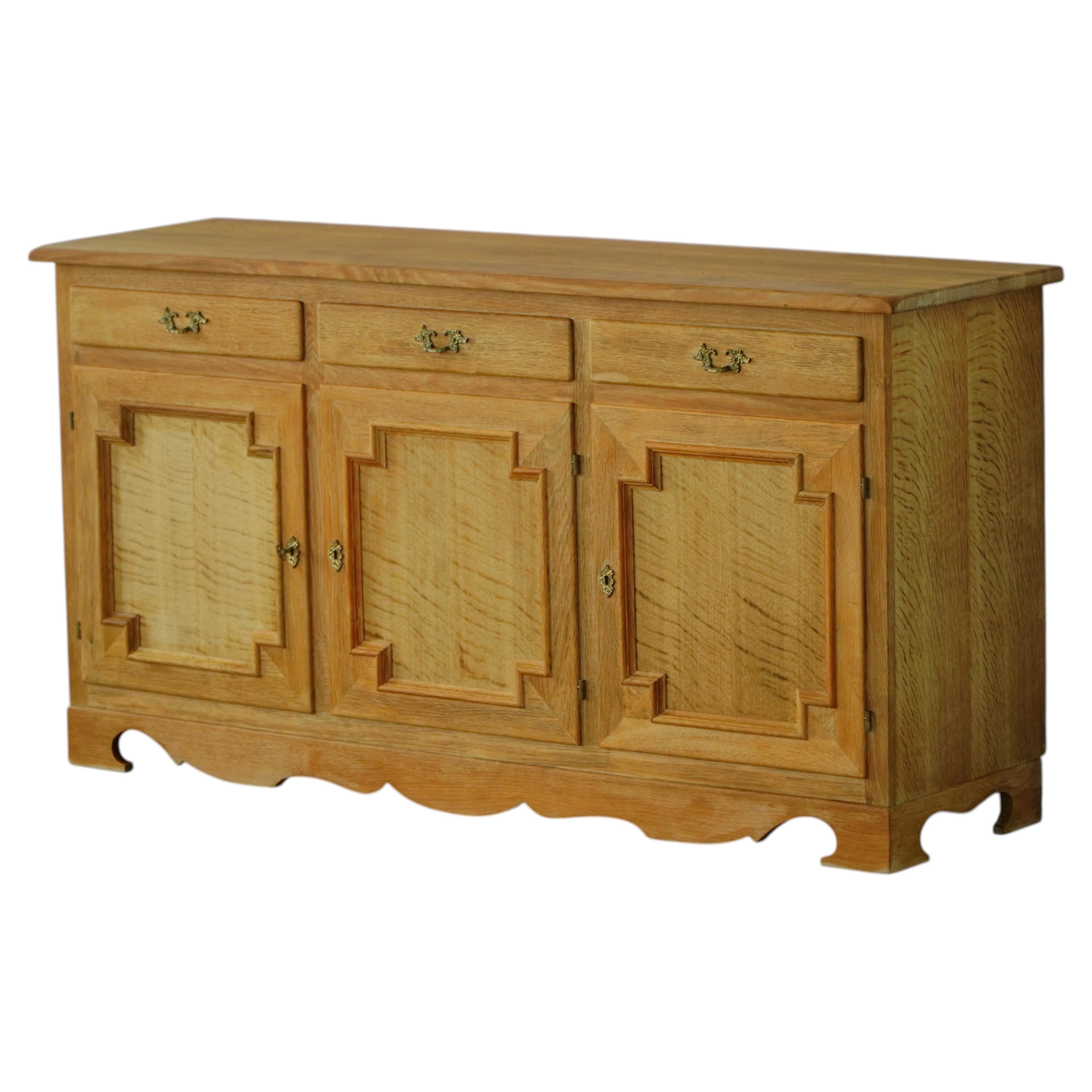 Sideboard aus dänischer Eiche, dänischer Mid-Century-Modern-Stil, 1970er Jahre
