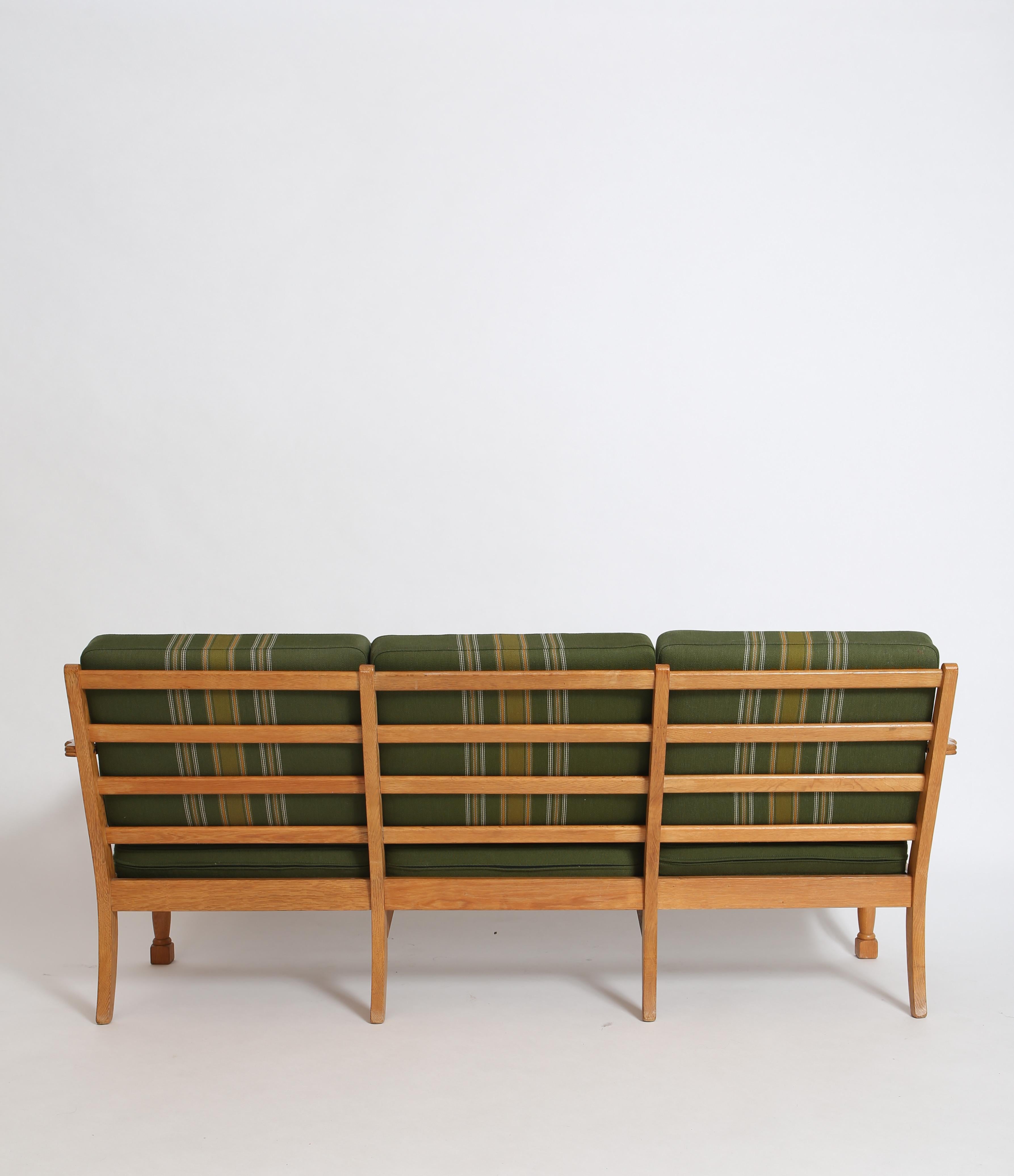 Dänisches Sofa aus Eiche von Henry Kjærnulf  (20. Jahrhundert) im Angebot