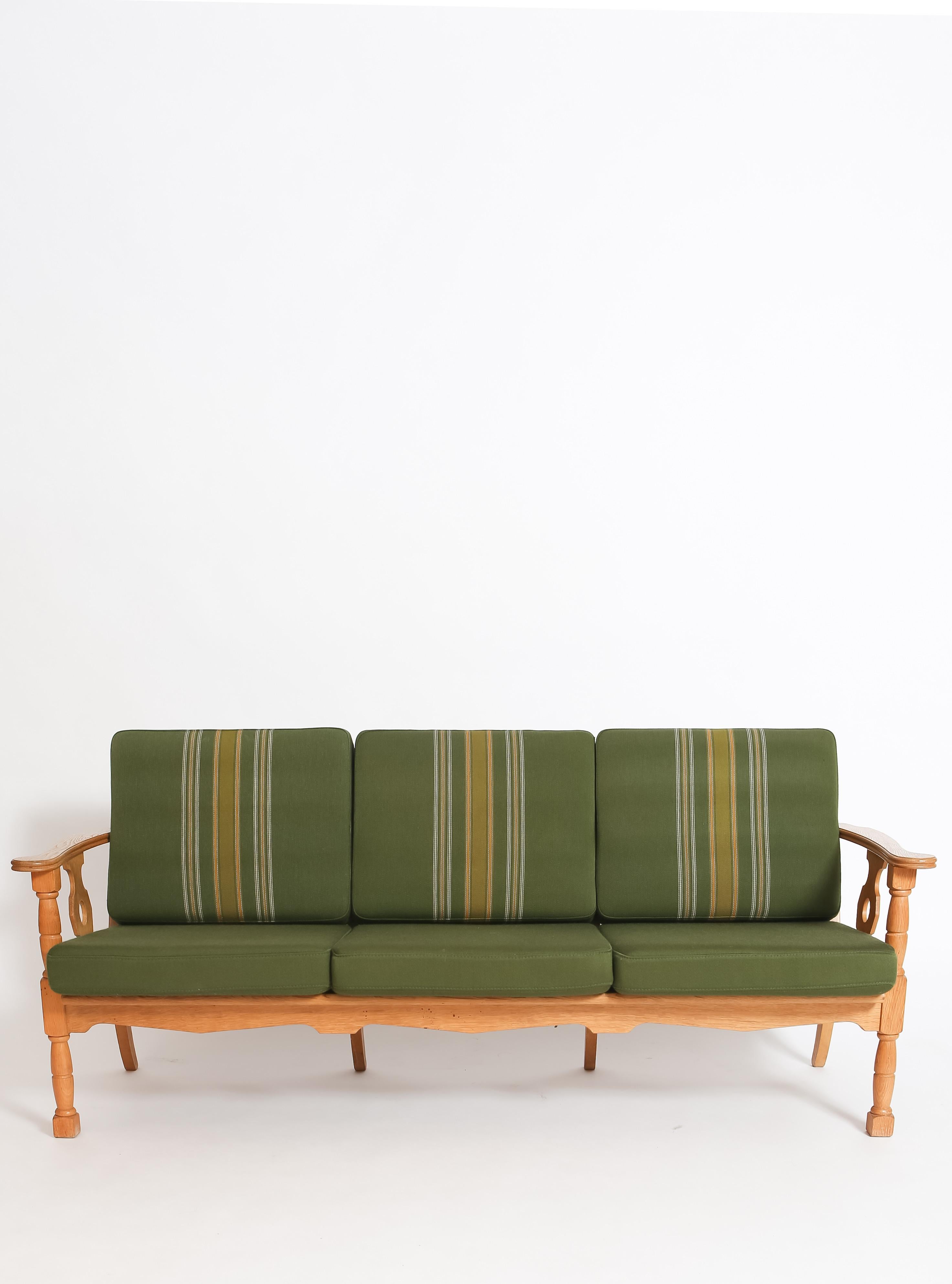 Dänisches Sofa aus Eiche von Henry Kjærnulf  im Angebot 1